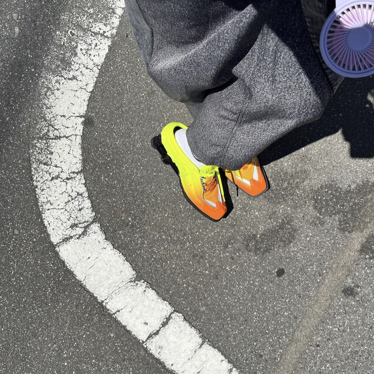 Nike x Martine Rose Shox MR4 Safety Orange 착용 스타일 - 1