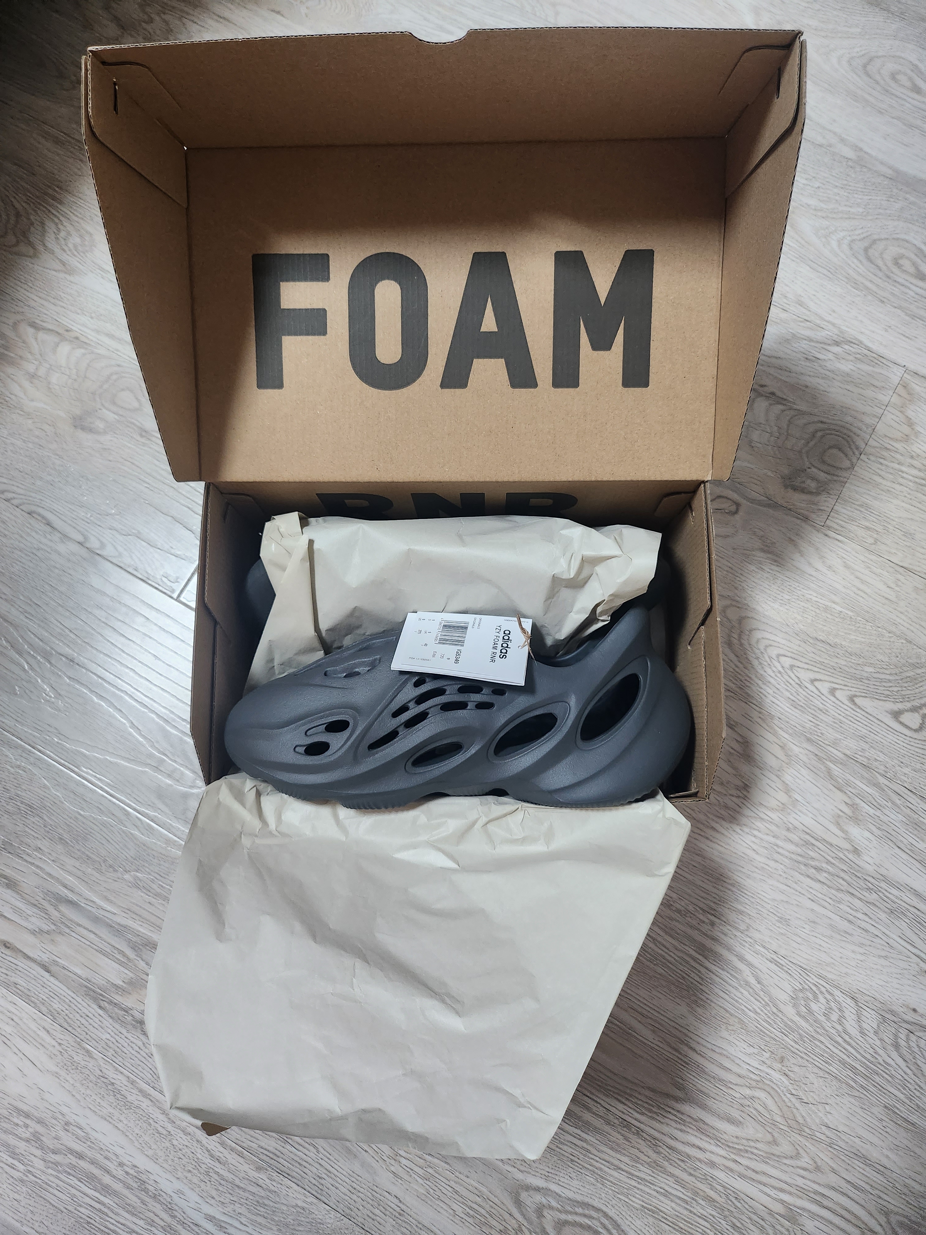 Adidas Yeezy Foam RNNR Carbon 착용 스타일