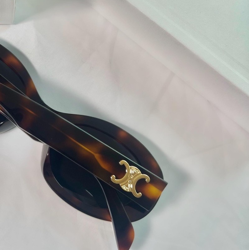(W) Celine Triomphe 01 Sunglasses in Acetate Blonde Havana 착용 스타일 - 3