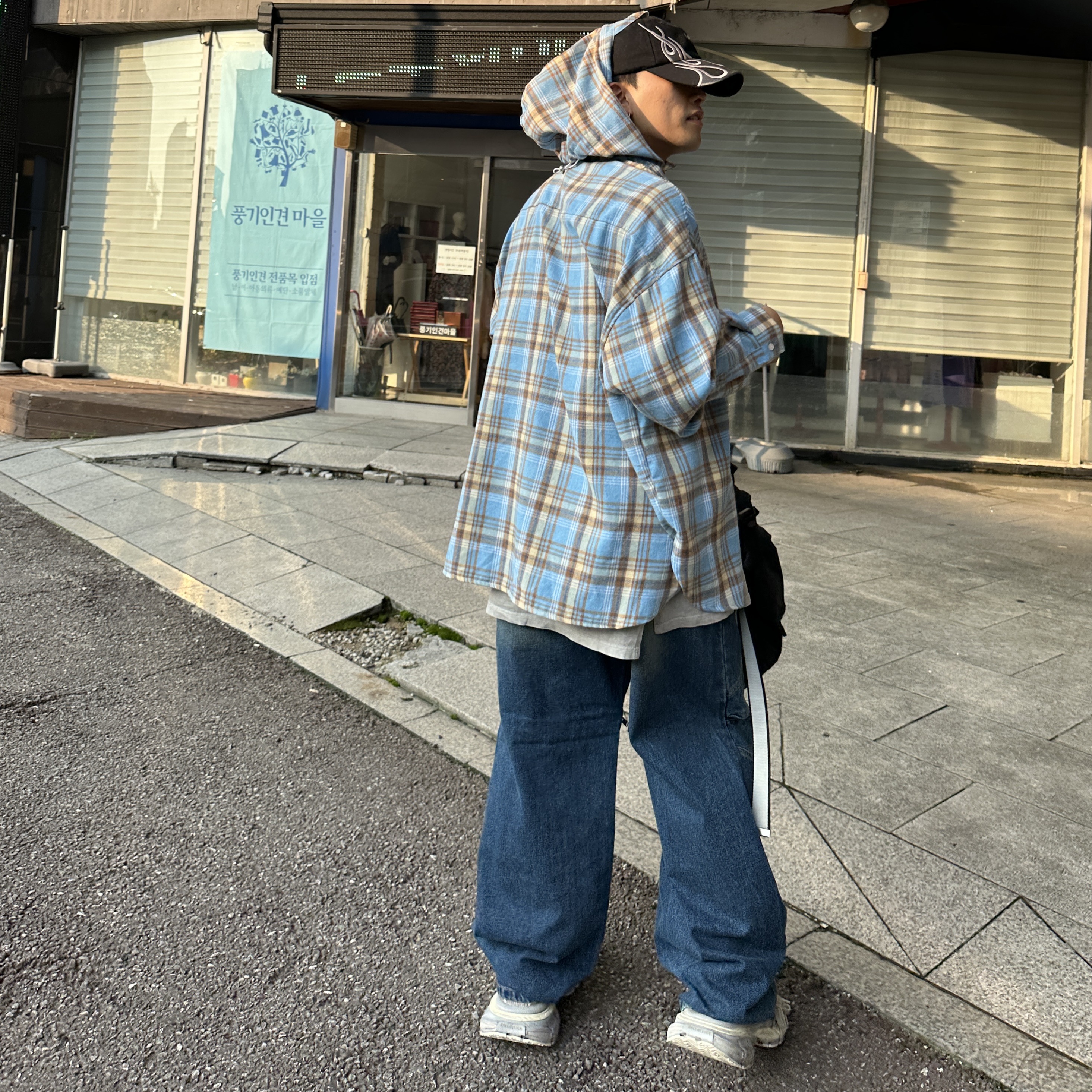 Balenciaga 3XL Sneakers Light Beige, Yeezy Gap Engineered By Balenciaga Flame Cap Black 착용 스타일 - 1