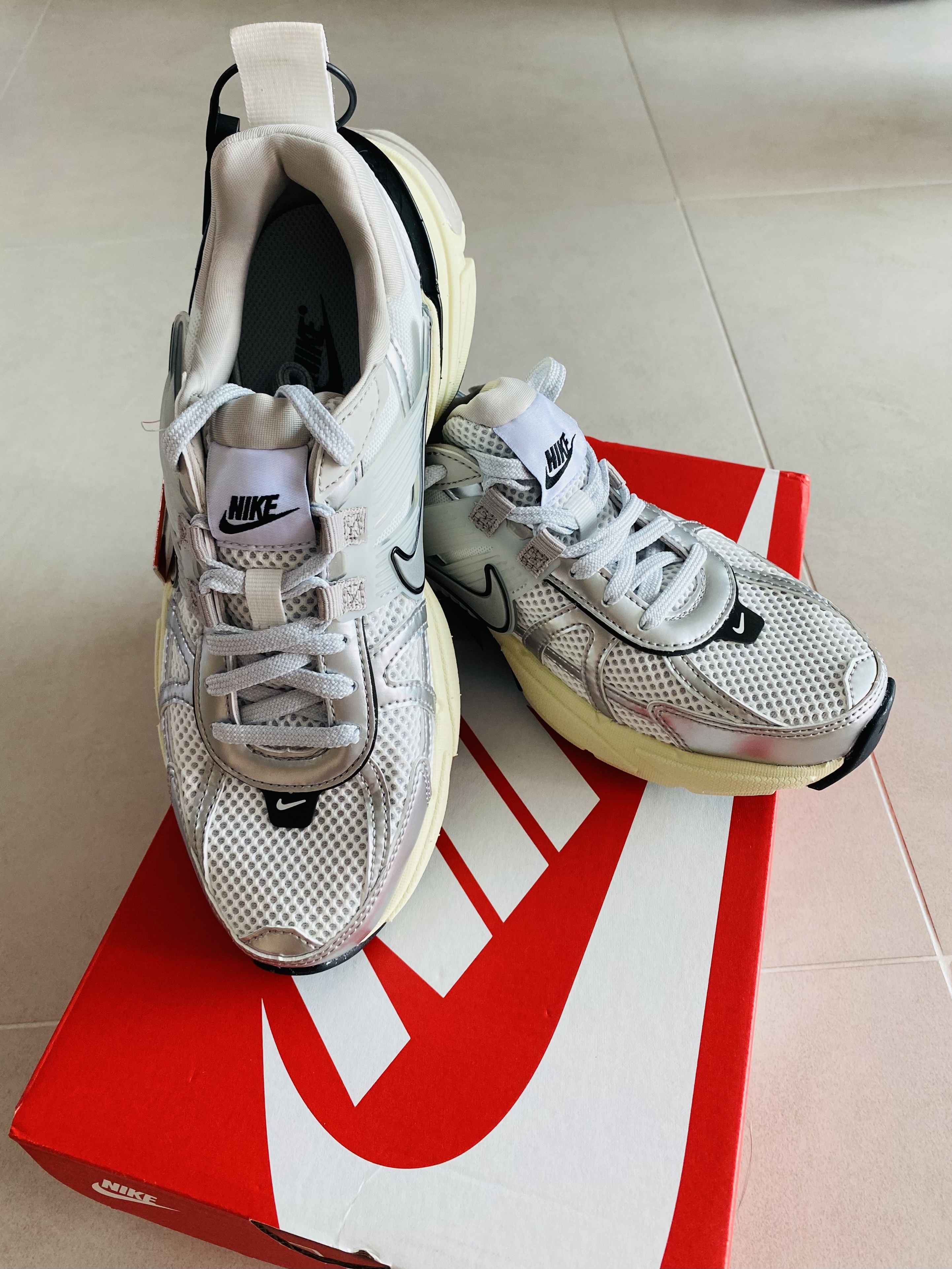 Nike V2K Run Summit White Metallic Silver 착용 스타일