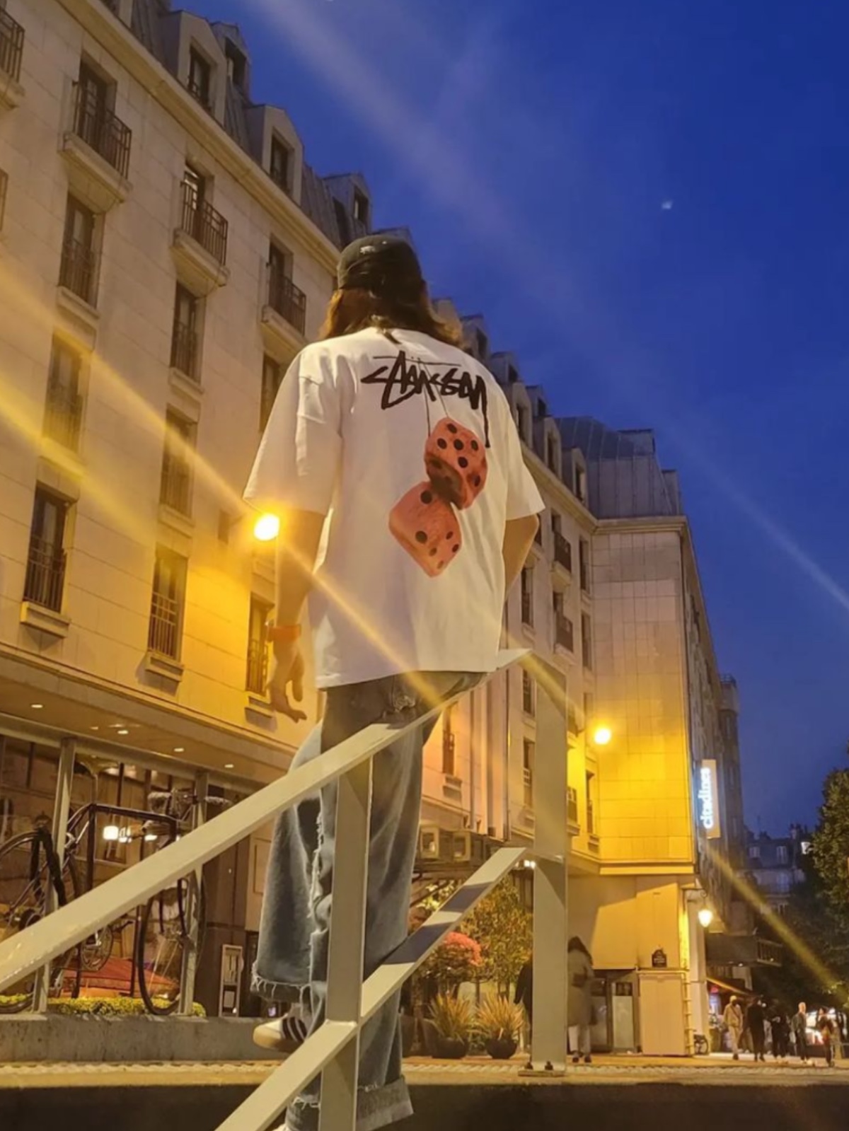 Stussy Fuzzy Dice T-Shirt White 착용 스타일 - 2