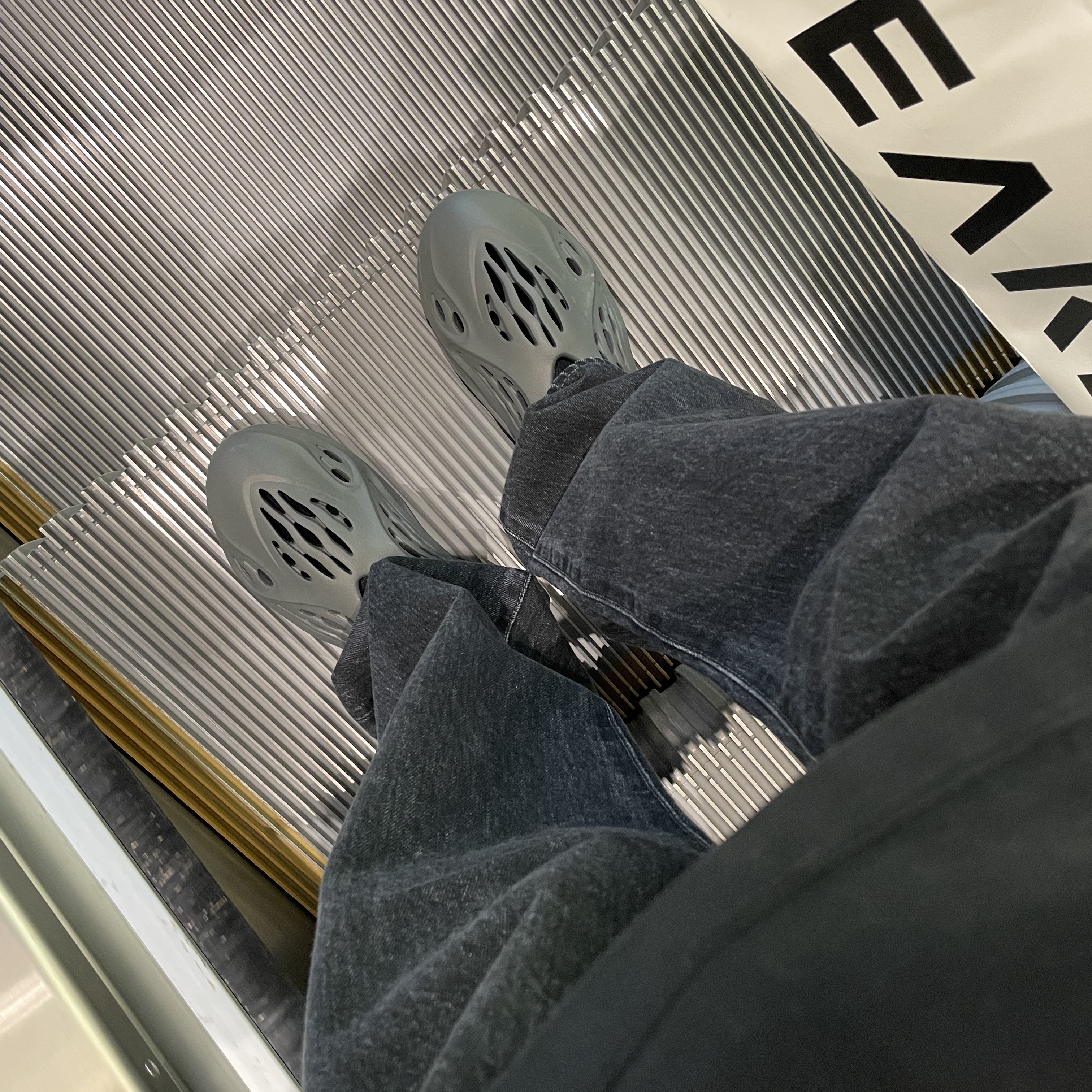 Adidas Yeezy Foam RNNR Carbon 착용 스타일