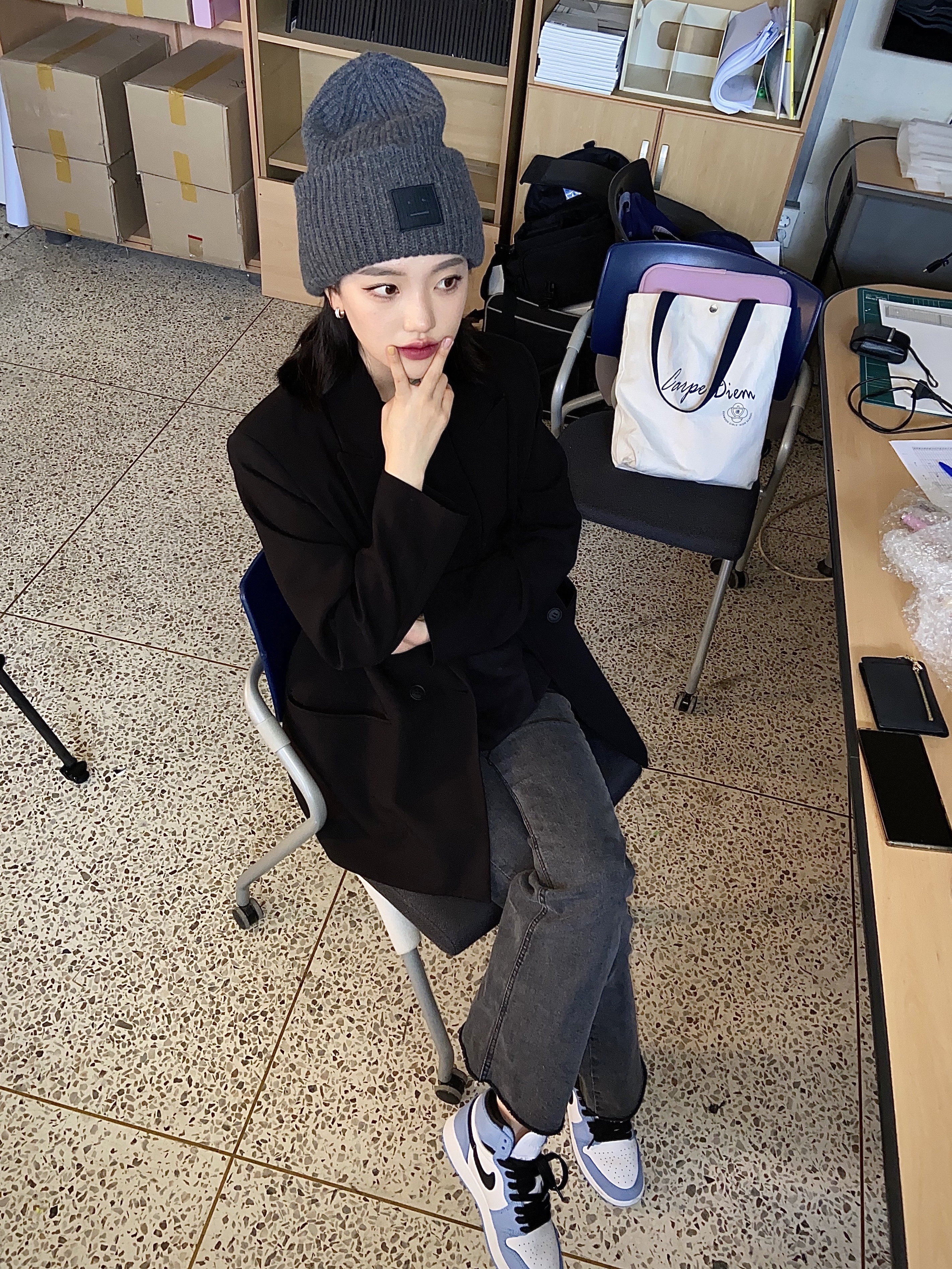 Acne Studios Large Face Logo Beanie Grey Melange, (GS) Jordan 1 Retro High OG University Blue 착용 스타일 - 2