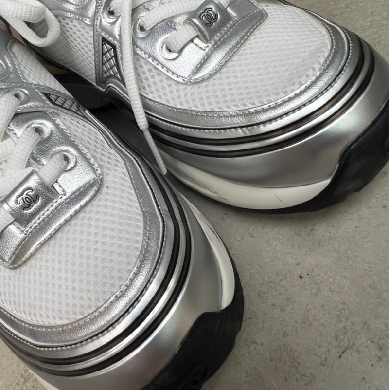 (W) Chanel Sneakers Fabric Laminated & White Silver 착용 스타일 - 2
