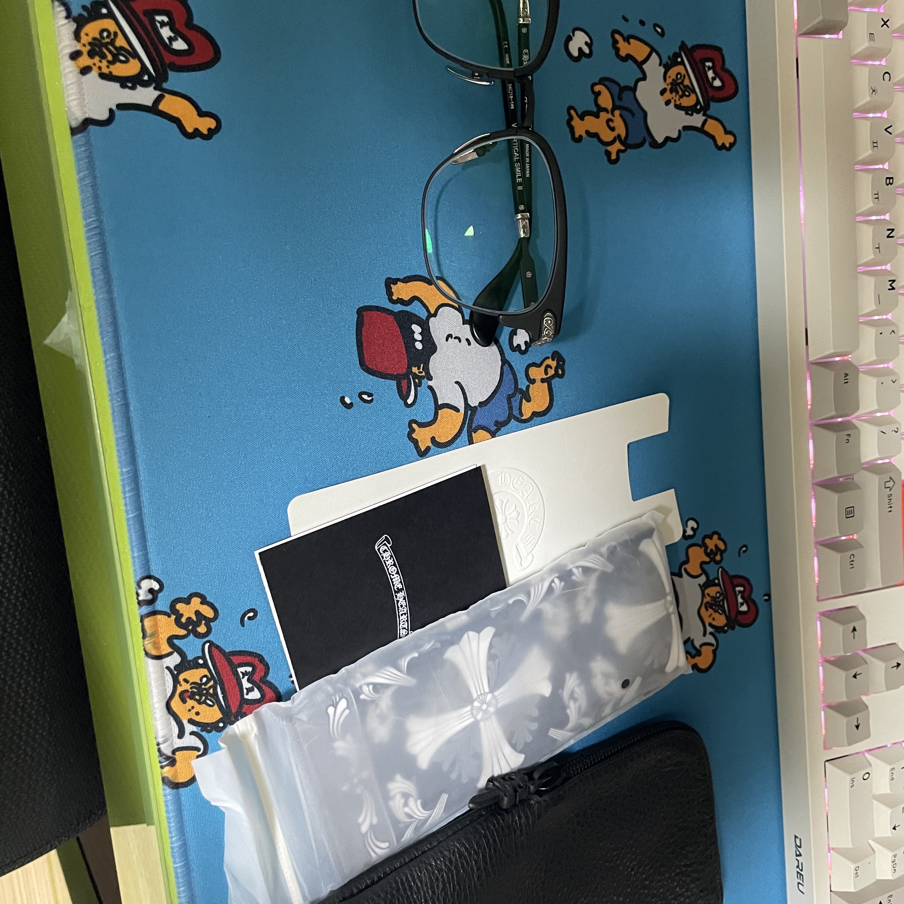 Chrome Hearts Vertical Smile II Matte Black 착용 스타일 - 1