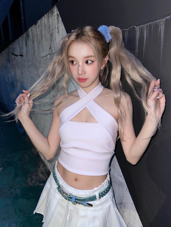Porta Women Corn Denim Pleats Skirt White, Porta Women Corn Denim Pleats Skirt Light Blue 착용 스타일