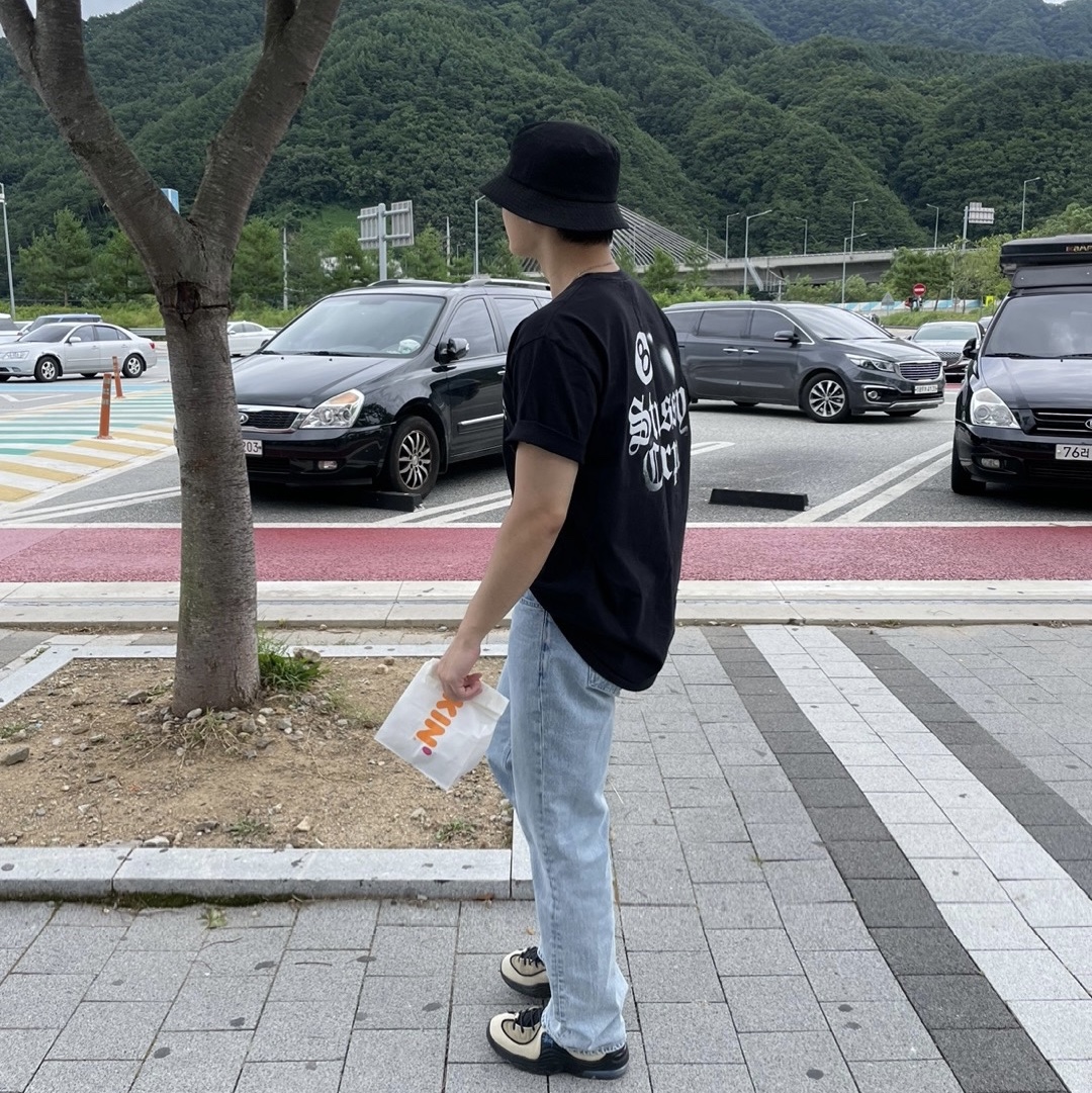 Nike x Stussy Air Penny II Rattan and Limestone, Stussy 8 Ball Corp T-Shirt Black 착용 스타일