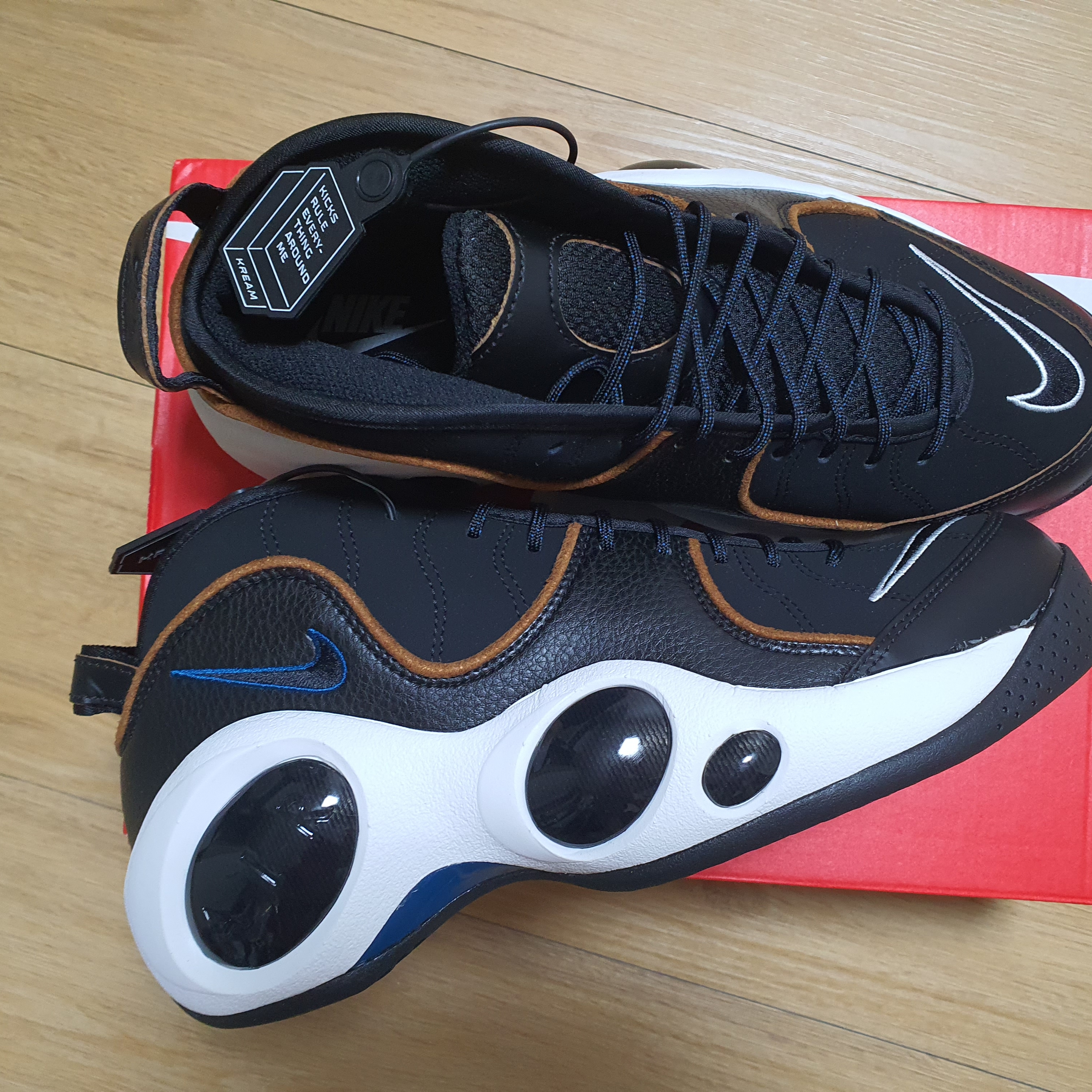 Nike Air Zoom Flight 95 Black and Valerian Blue 착용 스타일 - 2