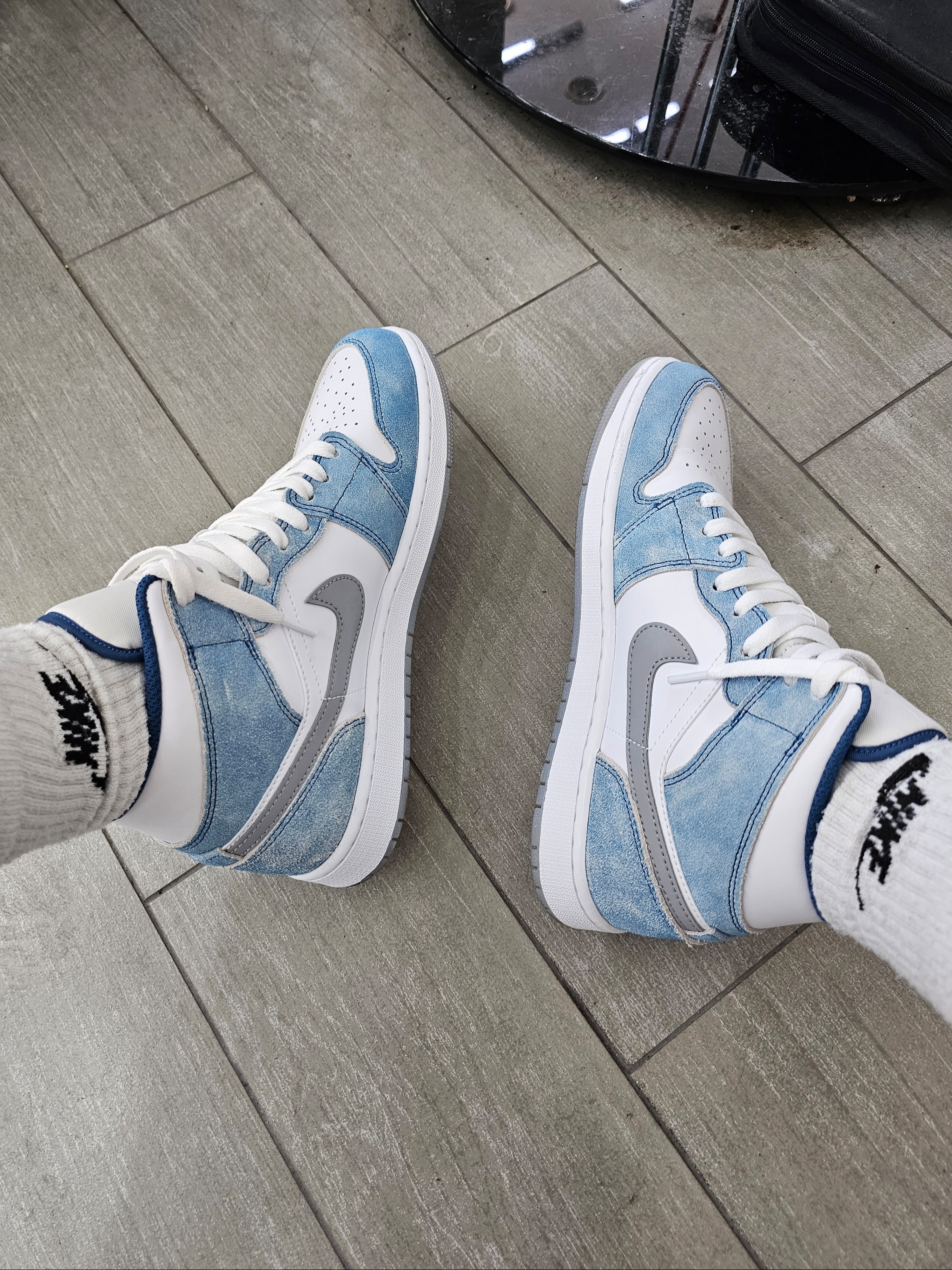 Jordan 1 Mid SE French Blue Fire Red 착용 스타일