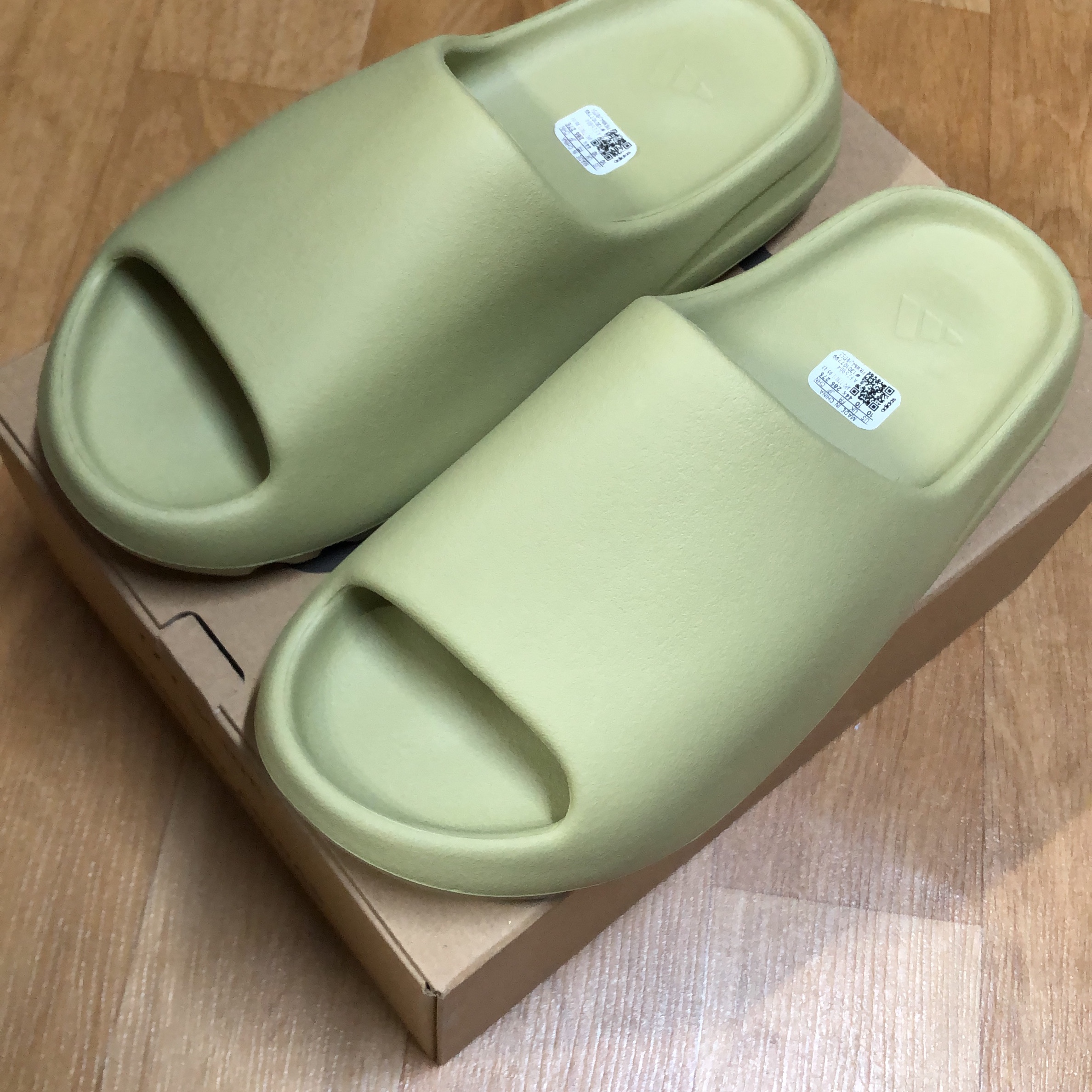 Adidas Yeezy Slide Resin 2022 착용 스타일