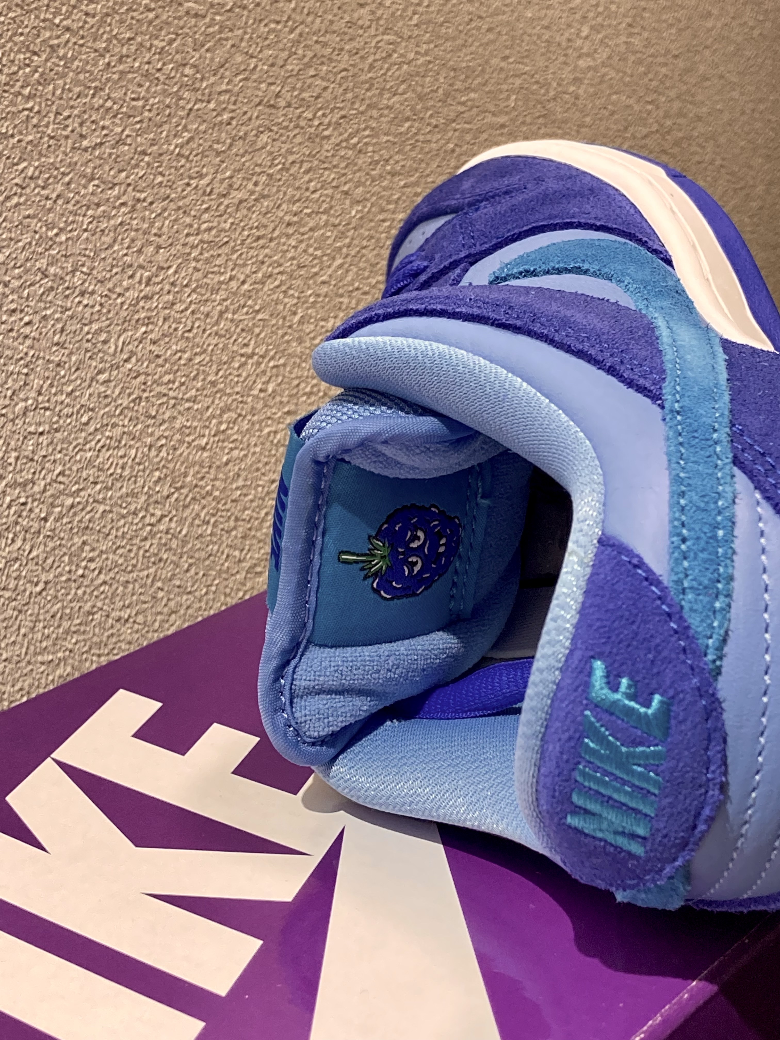 Nike SB Dunk Low Pro Blue Raspberry 착용 스타일 - 2