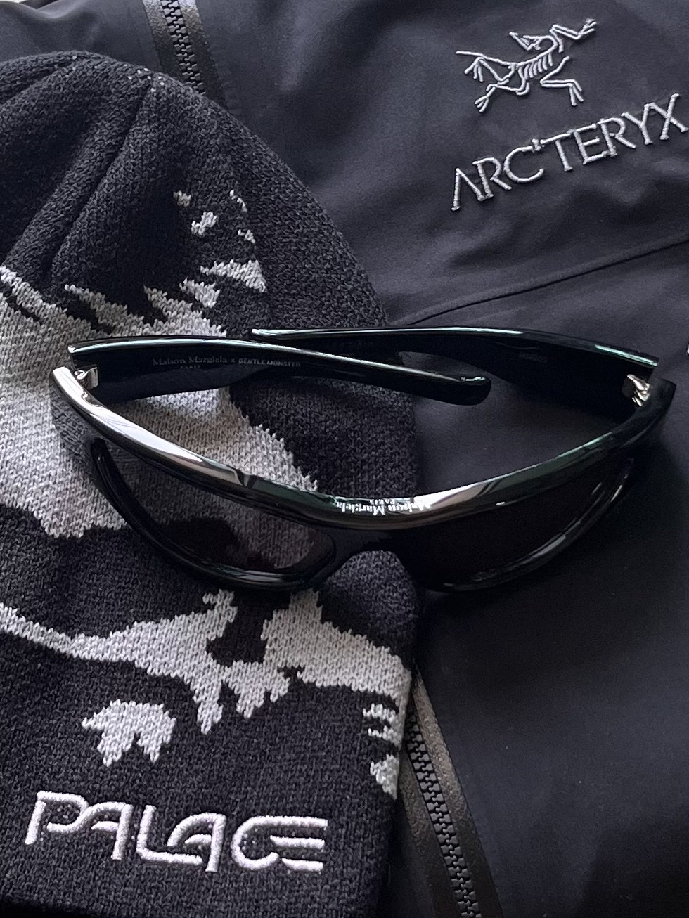 Palace x Oakley Beanie Black Grey - 23SS, Gentle Monster x Maison Margiela MM003 Black Black 착용 스타일 - 1