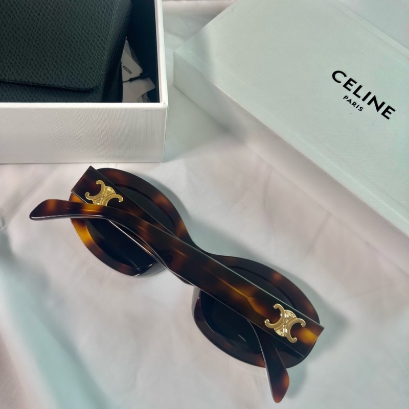 (W) Celine Triomphe 01 Sunglasses in Acetate Blonde Havana 착용 스타일 - 2