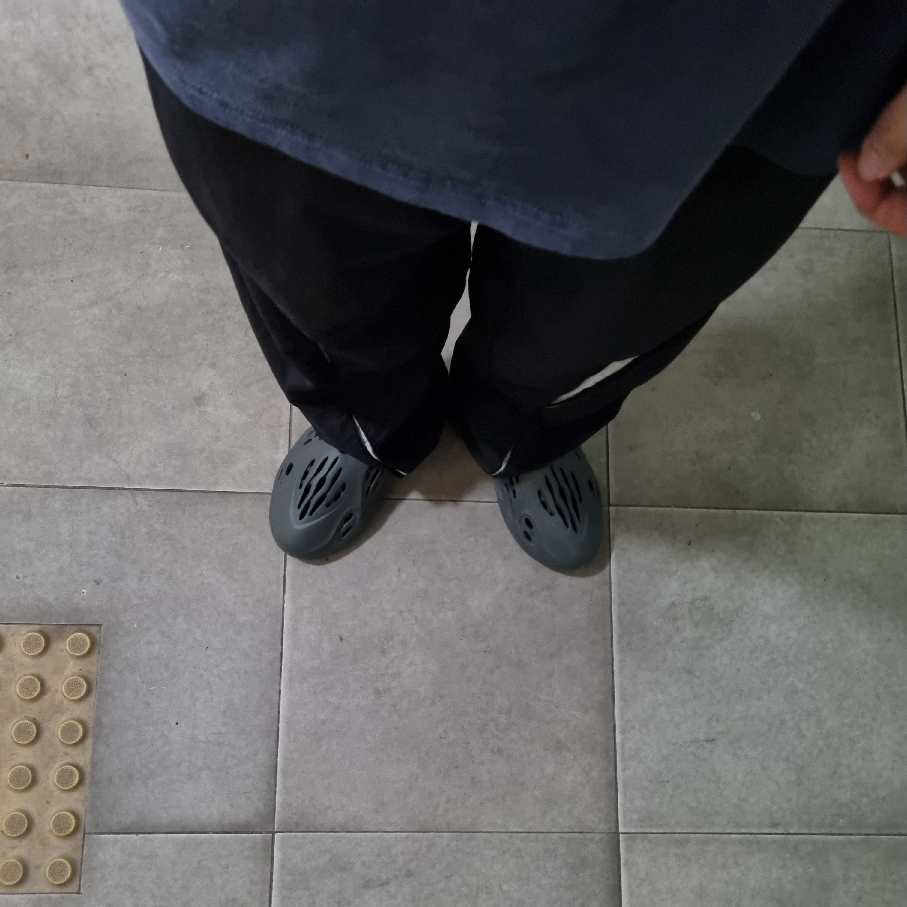 Adidas Yeezy Foam RNNR Carbon 착용 스타일