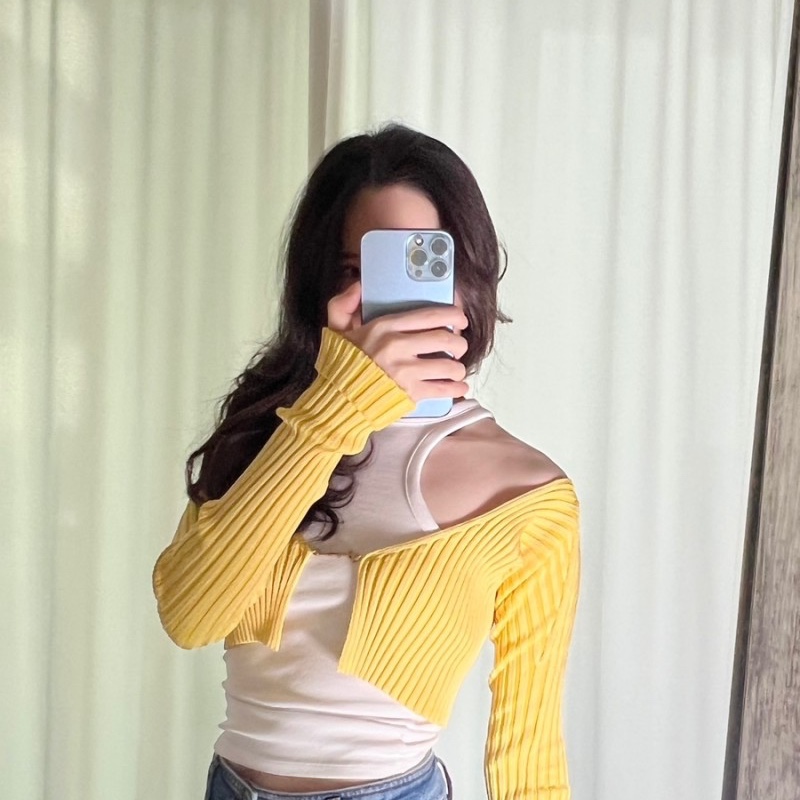 (W) Jacquemus La Maille Pralu Micro Charm Logo Cardigan Light Yellow 착용 스타일 - 3