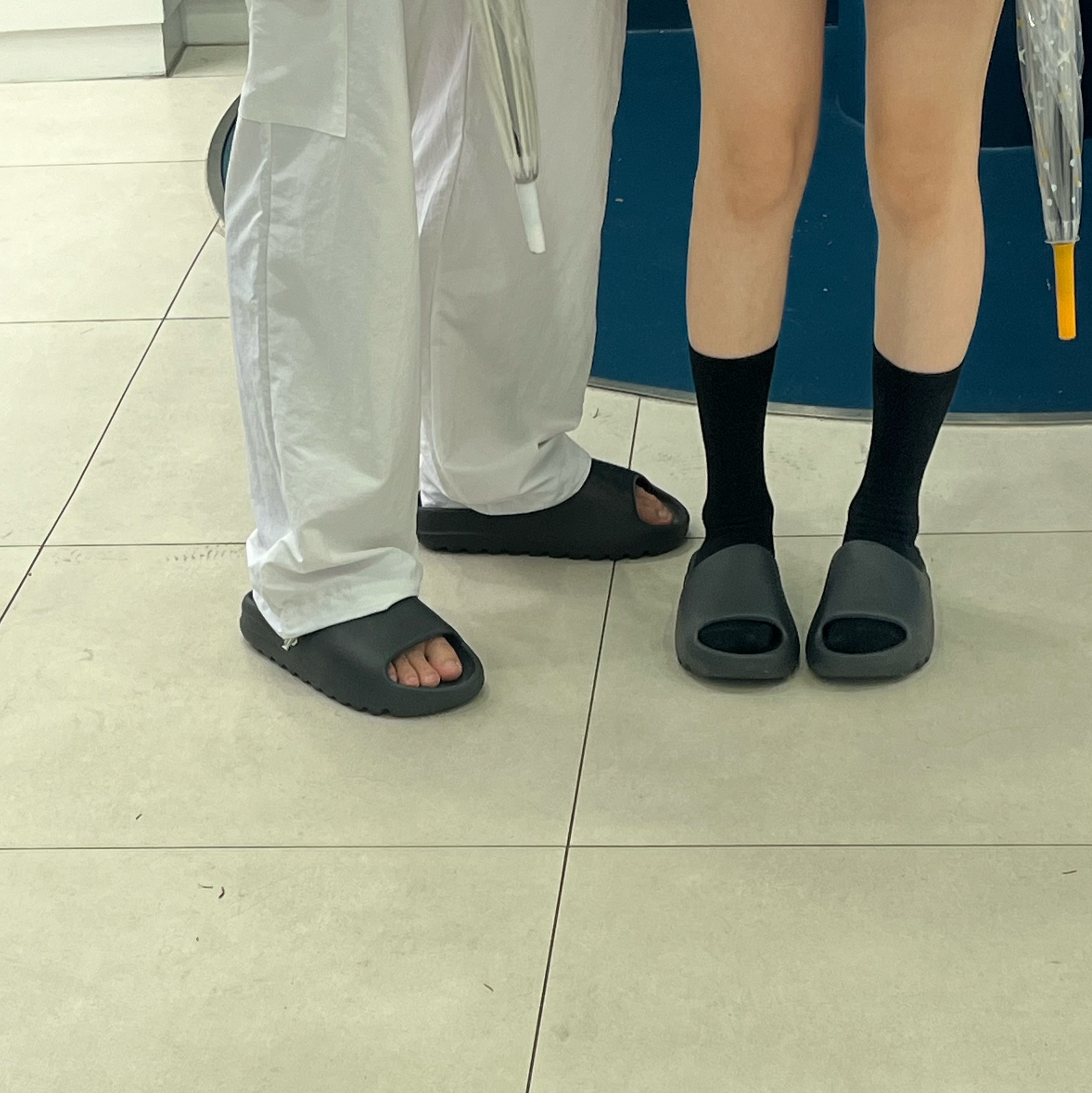 Adidas Yeezy Slide Onyx 착용 스타일