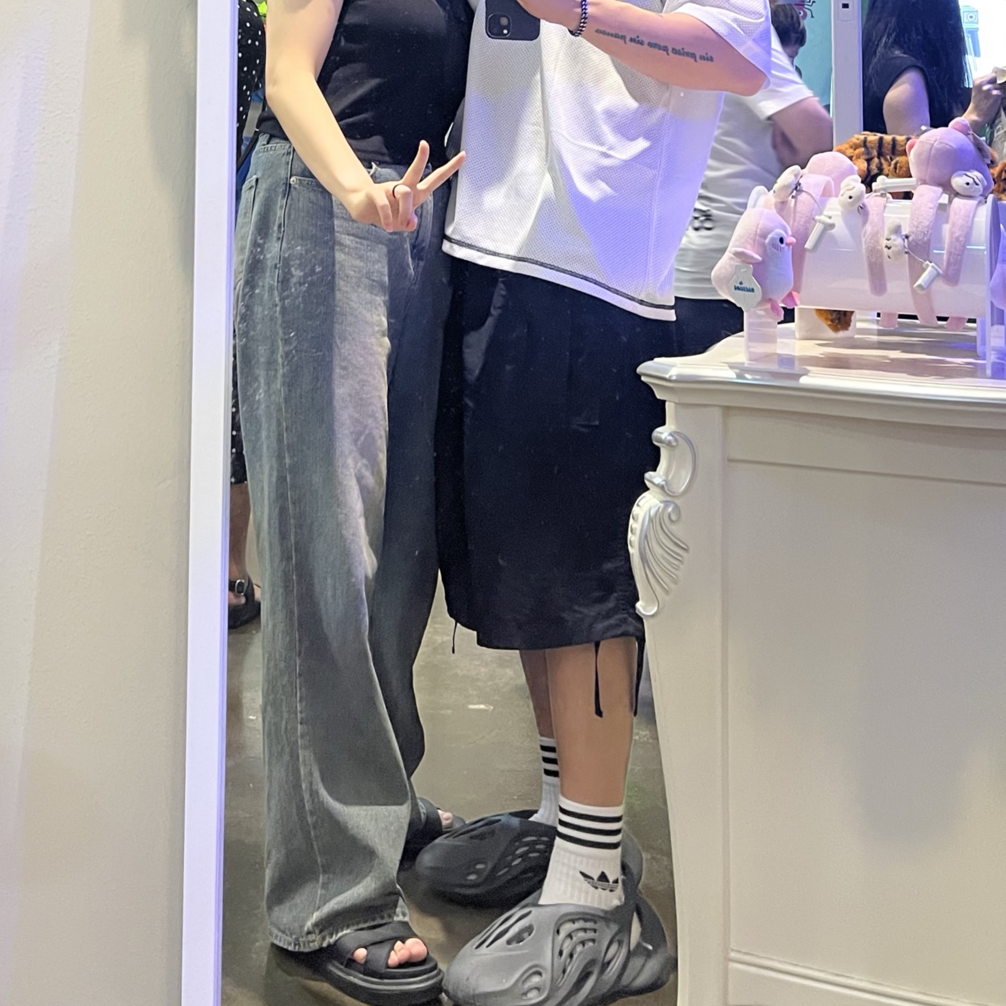 Adidas Yeezy Foam RNNR Carbon 착용 스타일