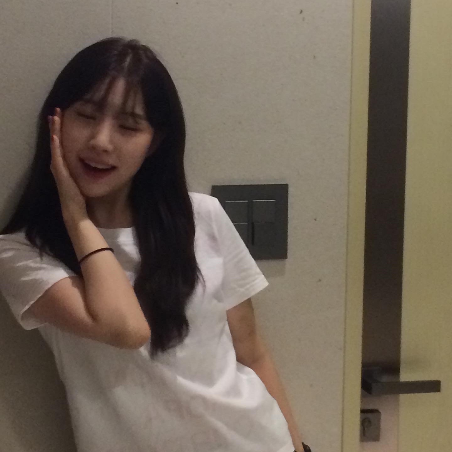 [KREAM 단독] Safarispot Women 1/2 Highway Inn T-Shirt White Red 착용 스타일