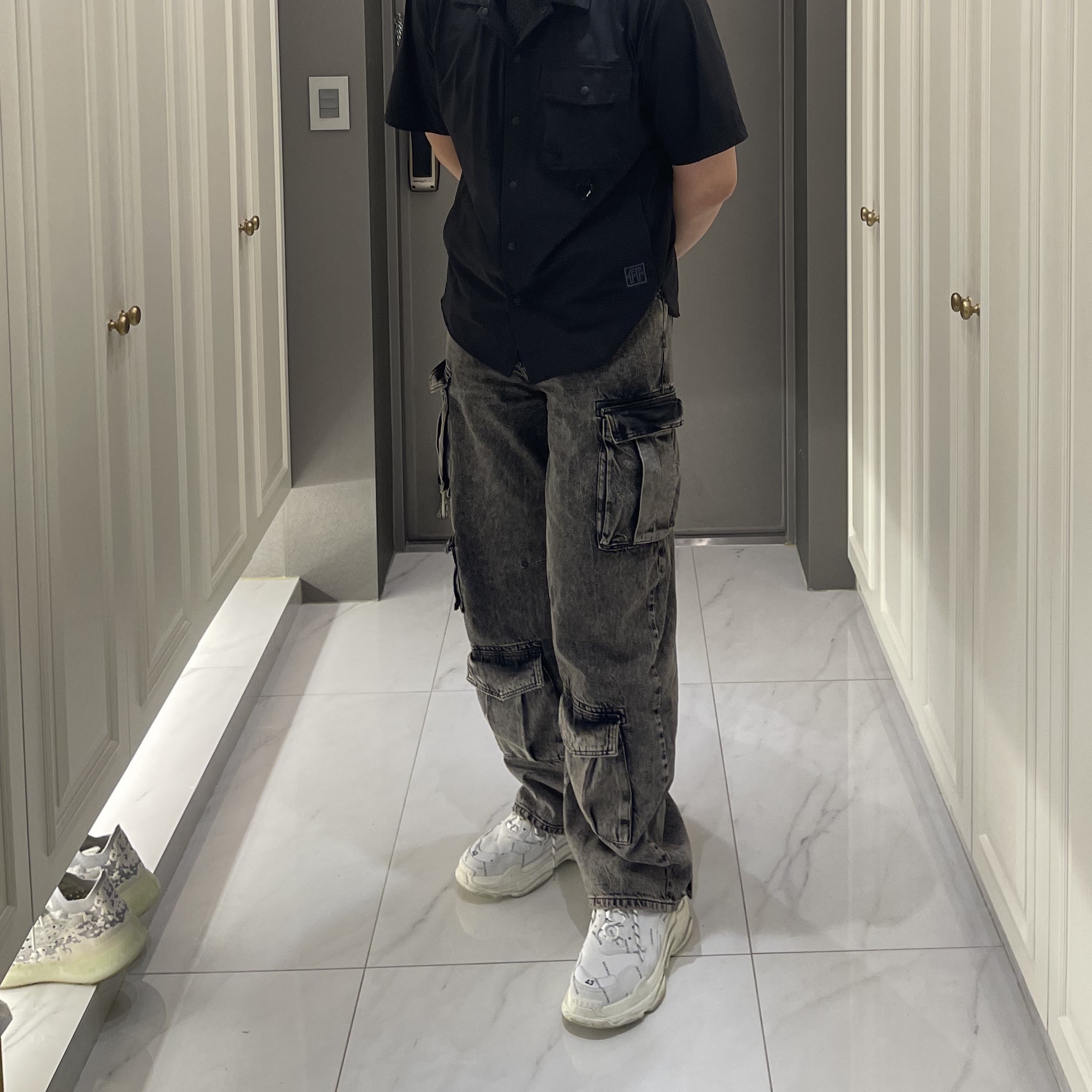 Zara Utility Cargo Jeans Black 착용 스타일