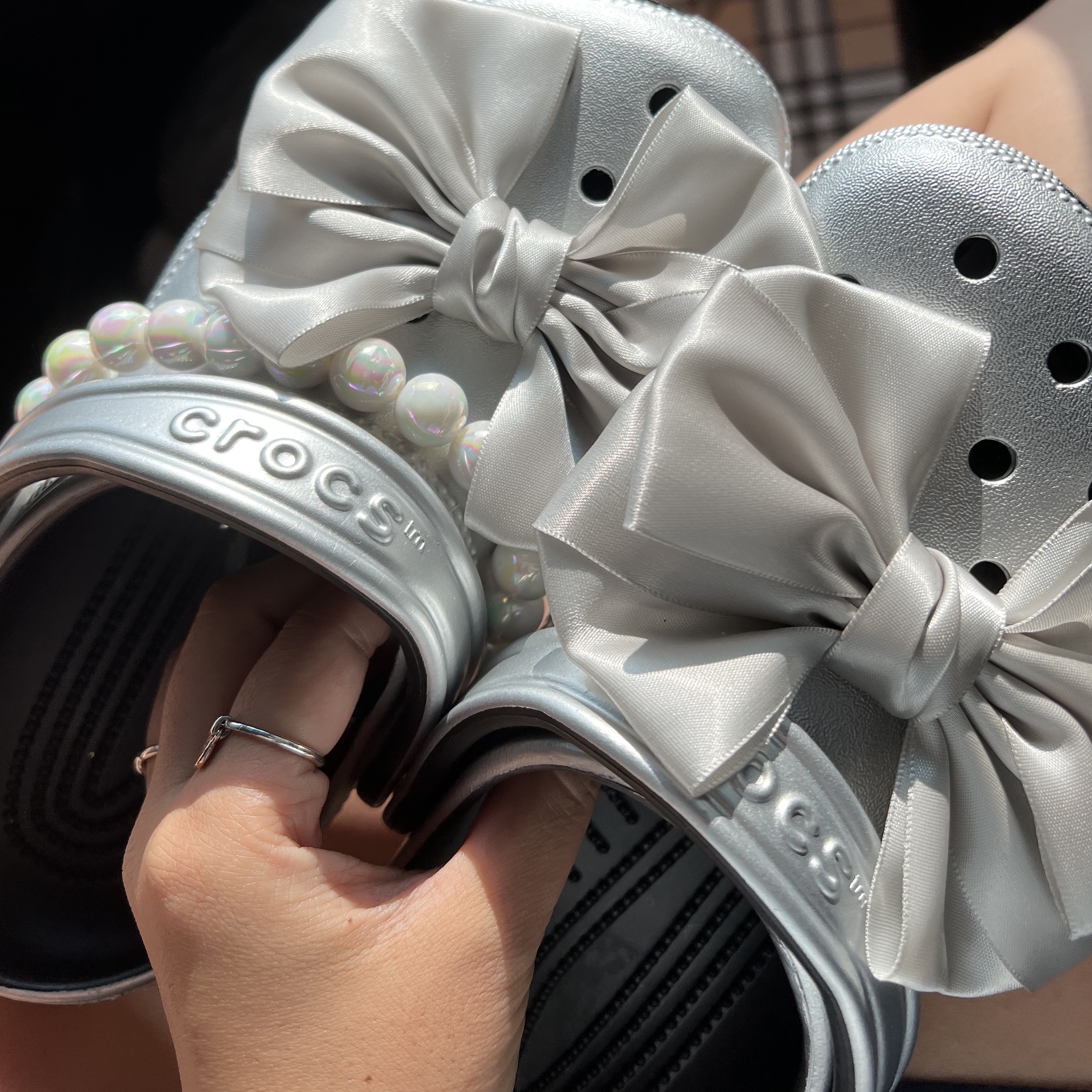 Crocs Classic Metallic Clog Silver 착용 스타일