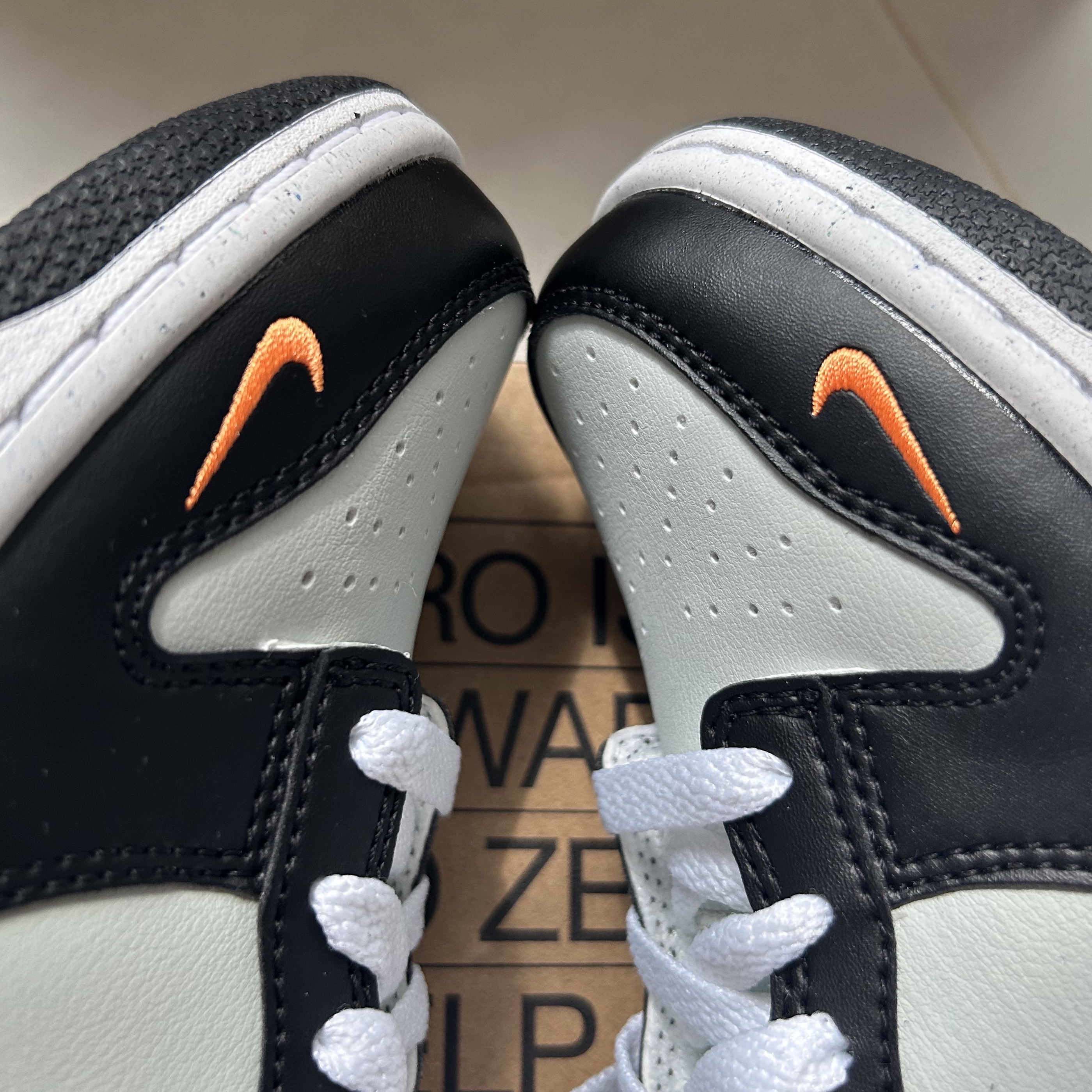 Nike Dunk Low Black Orange 착용 스타일 - 2