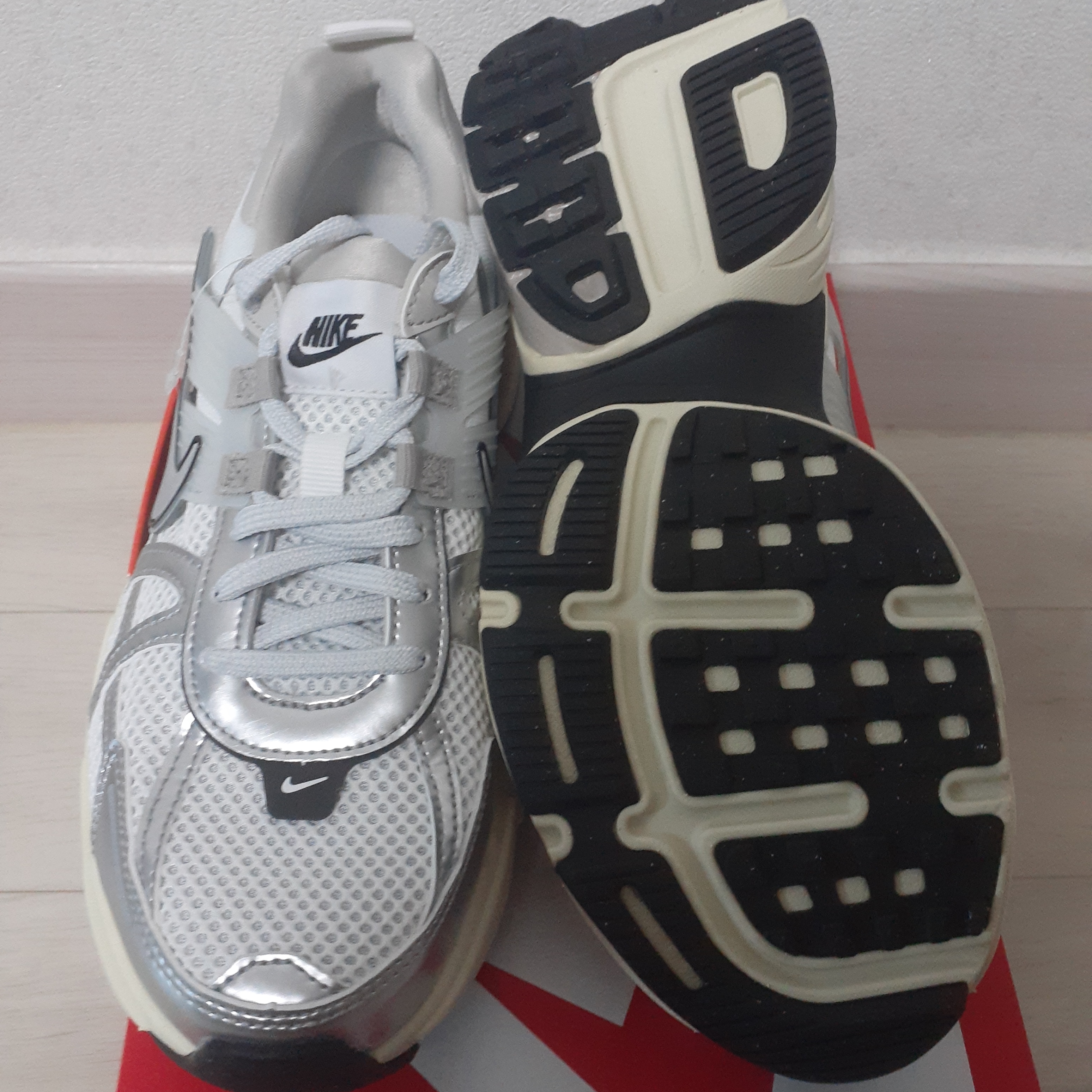 Nike V2K Run Summit White Metallic Silver 착용 스타일