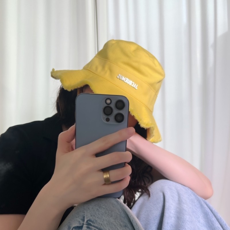 Jacquemus Le Bob Artichaut Bucket Hat Yellow 착용 스타일 - 2