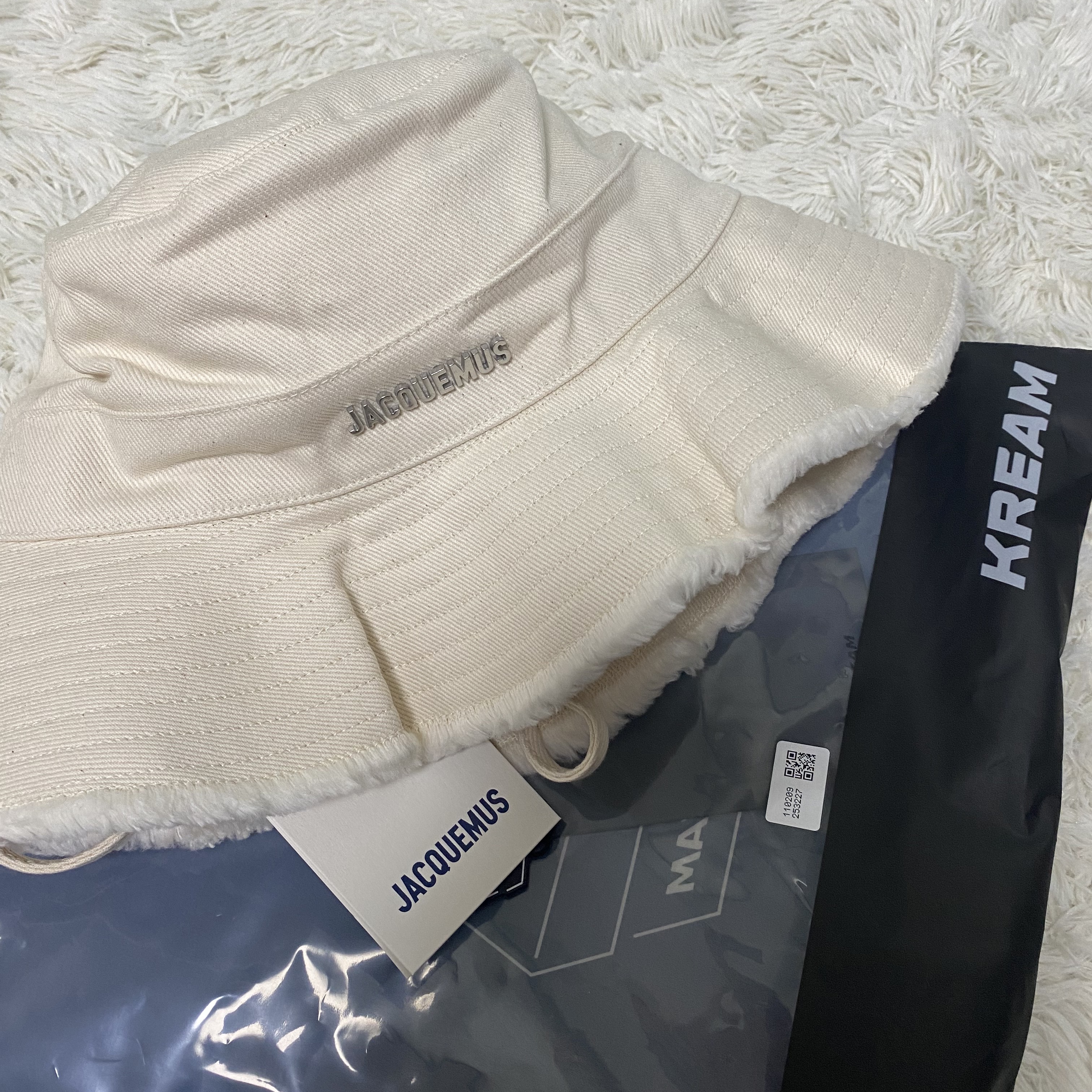 Jacquemus Le Bob Artichaut Bucket Hat Off White 착용 스타일