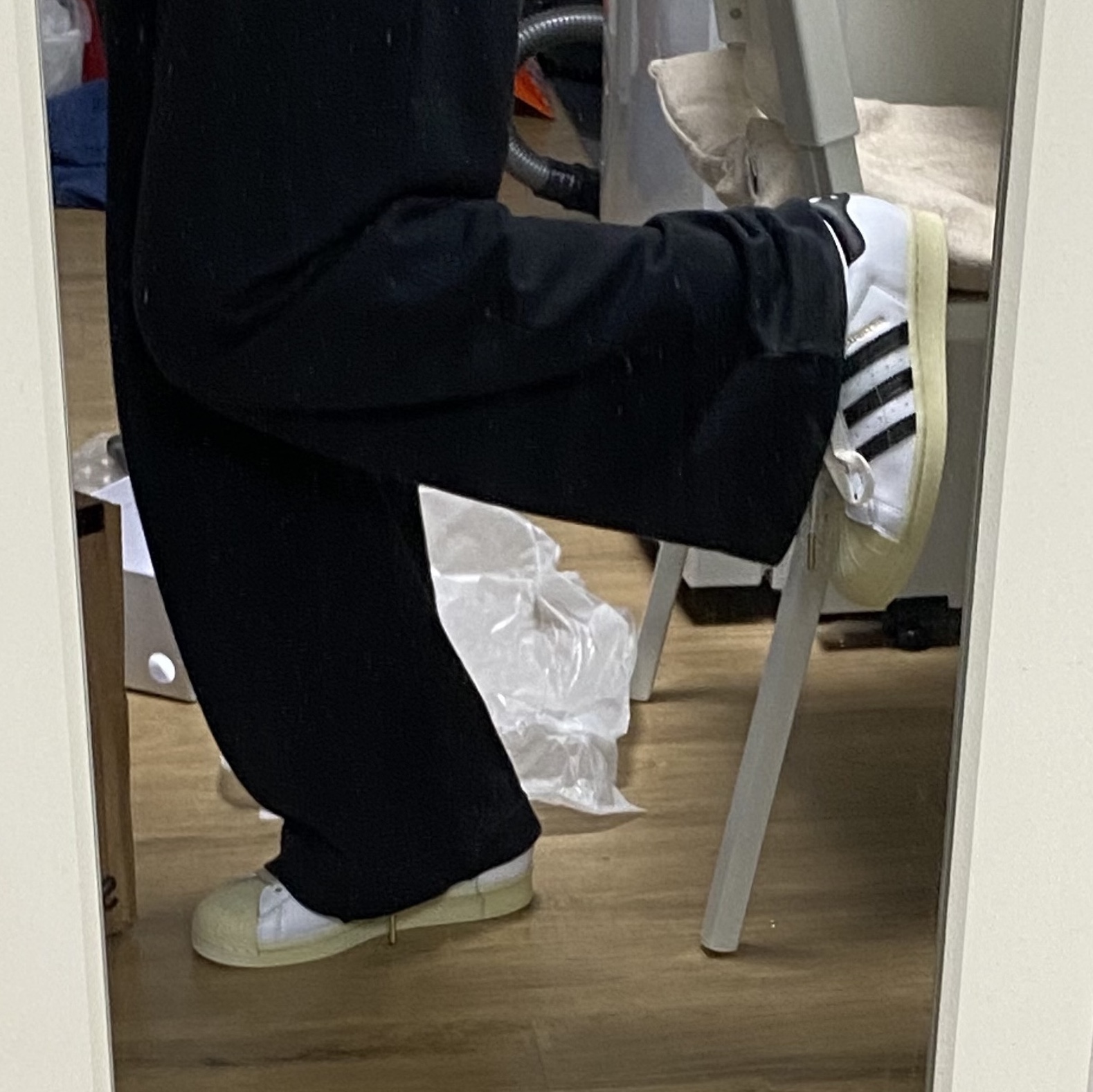 Adidas Superstar Premium White Black 착용 스타일 - 2