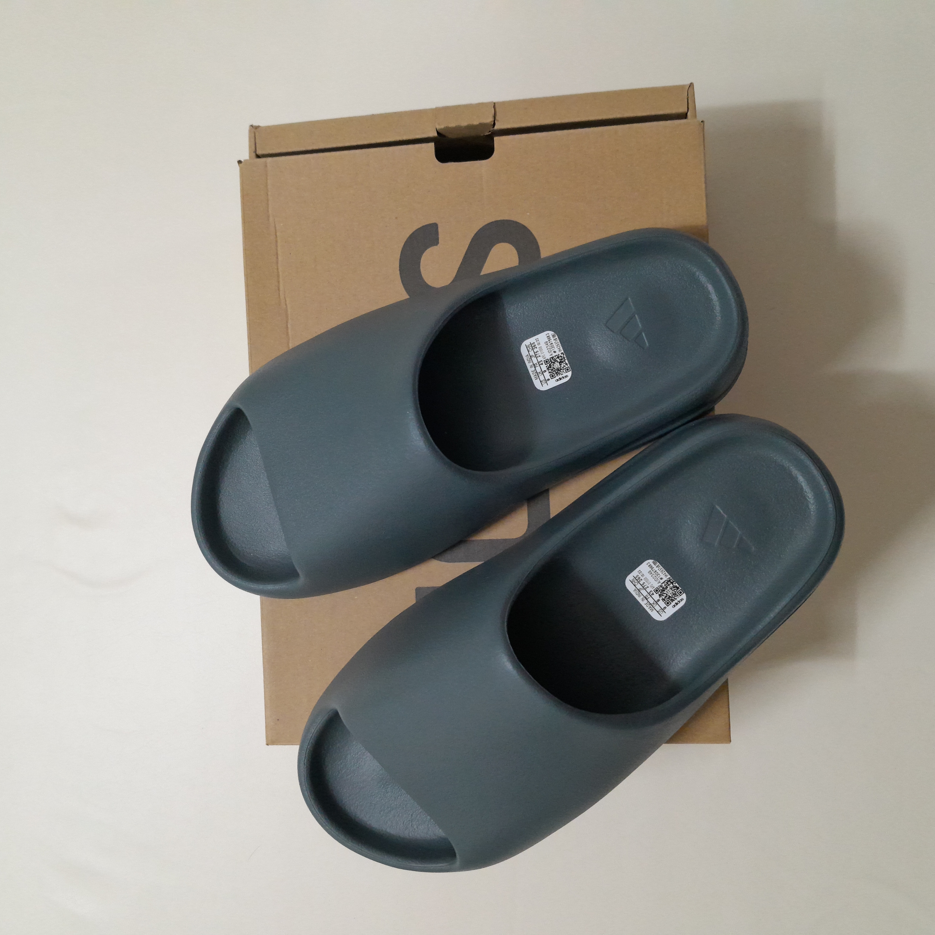 Adidas Yeezy Slide Slate Marine 착용 스타일
