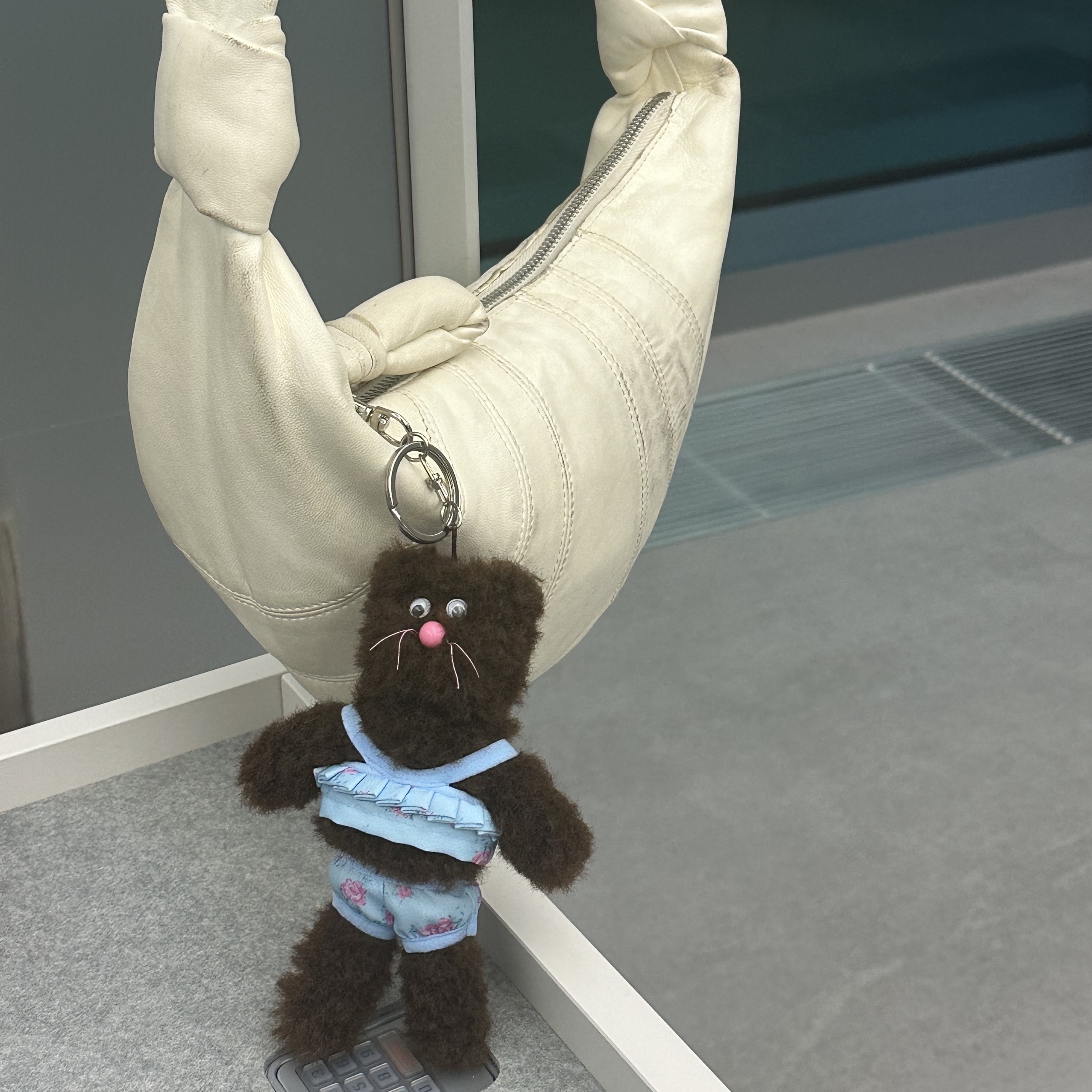 STU x Monamhee Namhee, Lemaire Small Croissant Bag Soft Nappa Leather White 착용 스타일