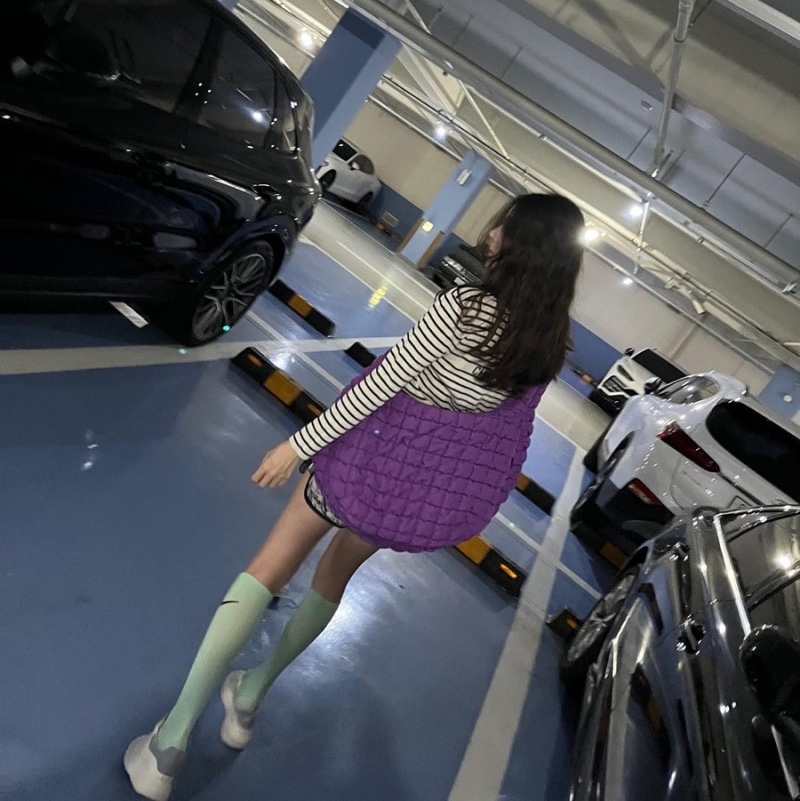 COS Quilted Oversized Shoulder Bag Purple 착용 스타일 - 1