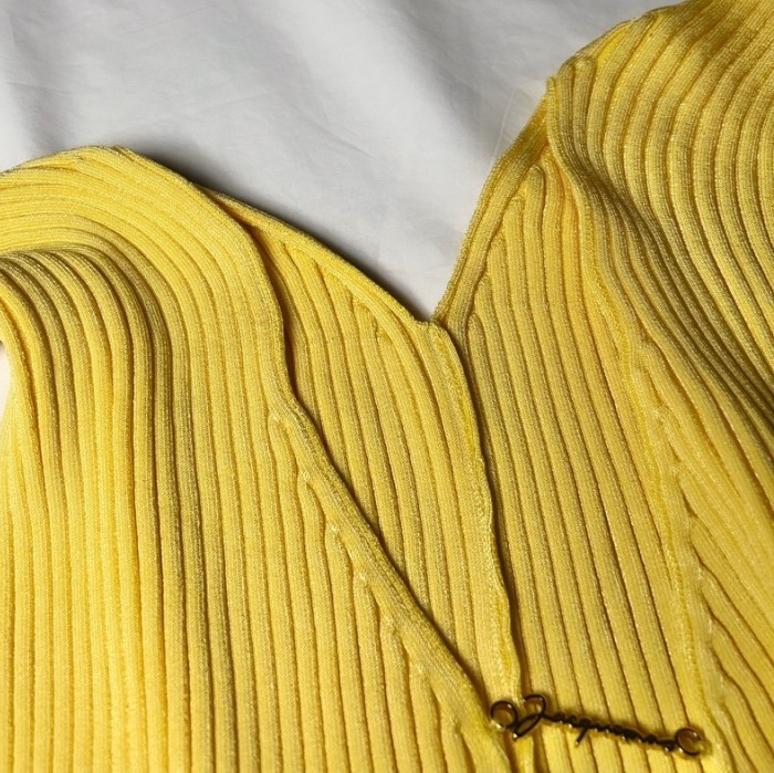 (W) Jacquemus La Maille Pralu Micro Charm Logo Cardigan Light Yellow 착용 스타일 - 4