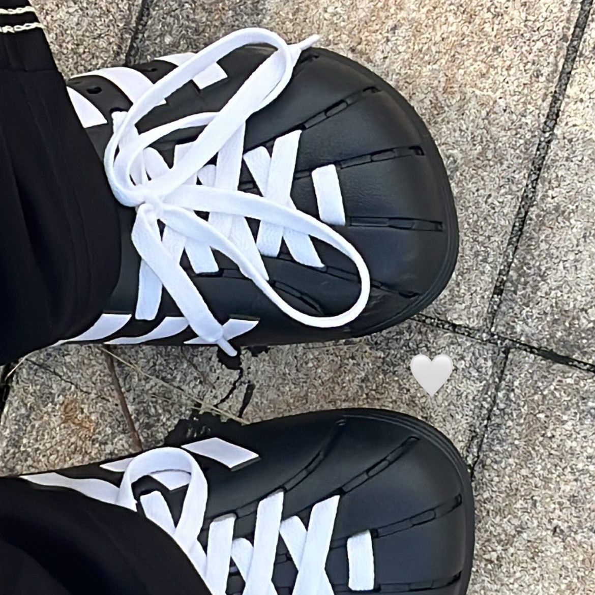 Adidas Adilette Clog Black White 착용 스타일