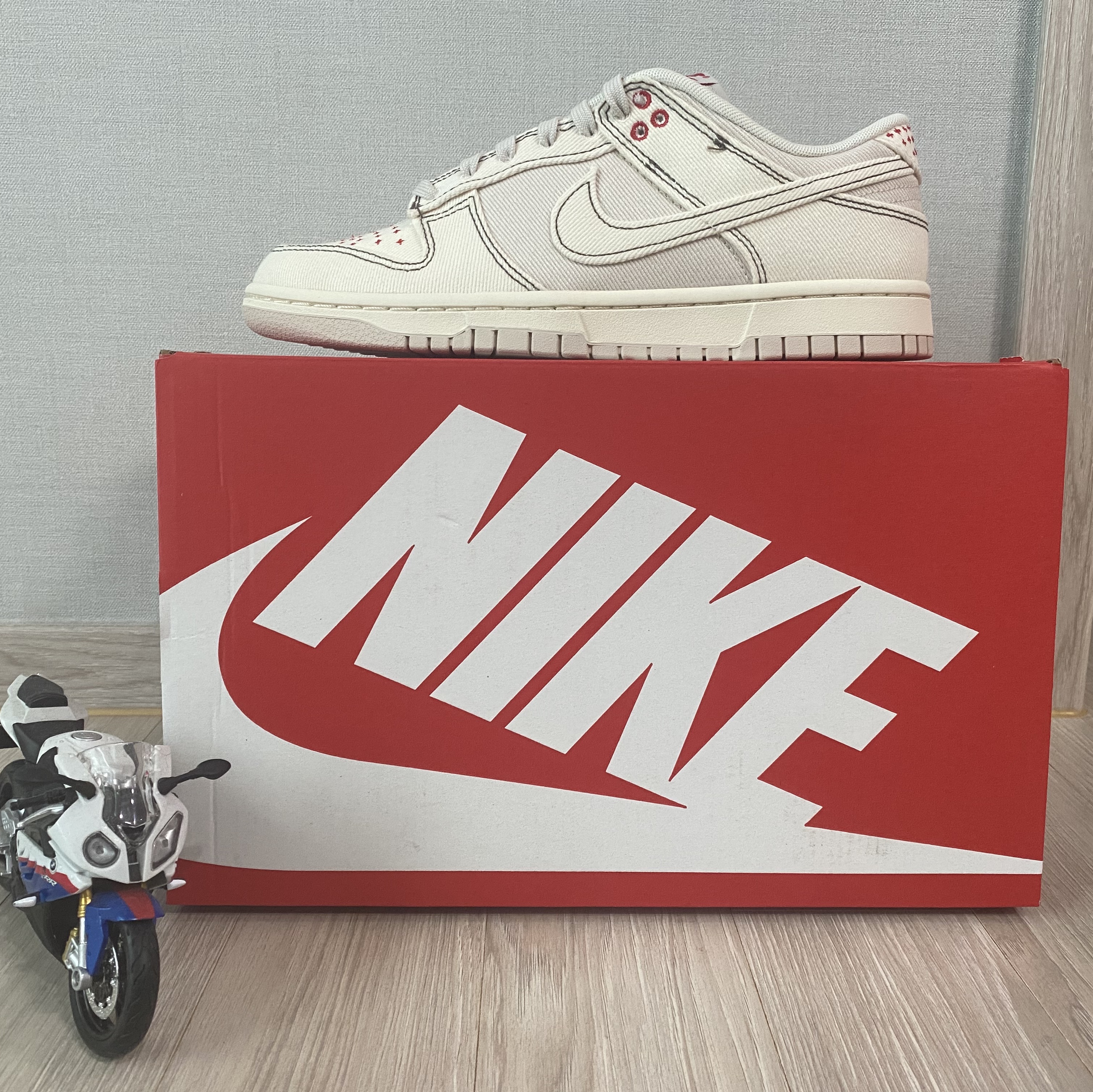 Nike Dunk Low Beige Red 착용 스타일 - 2