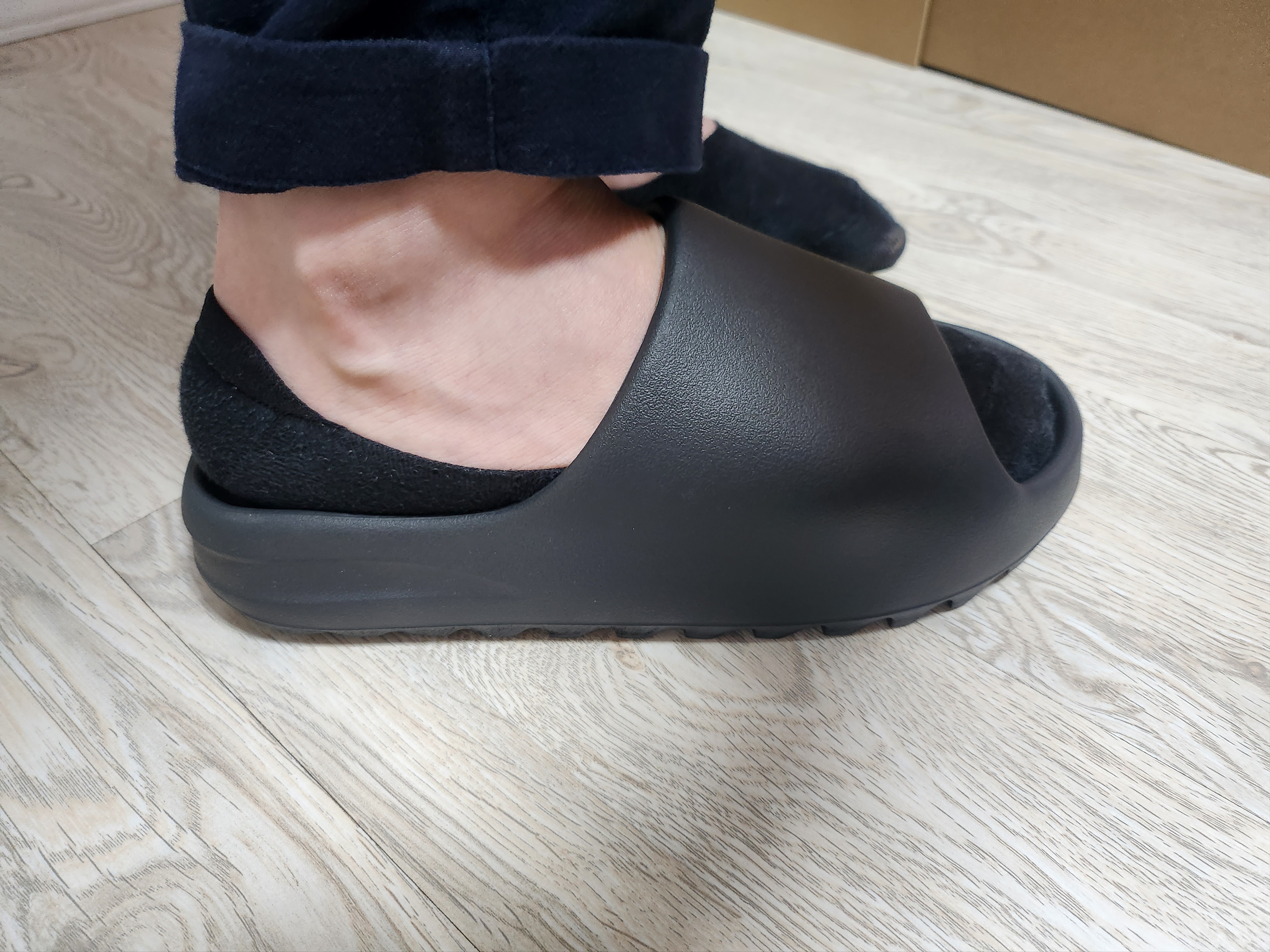 Adidas Yeezy Slide Onyx 착용 스타일