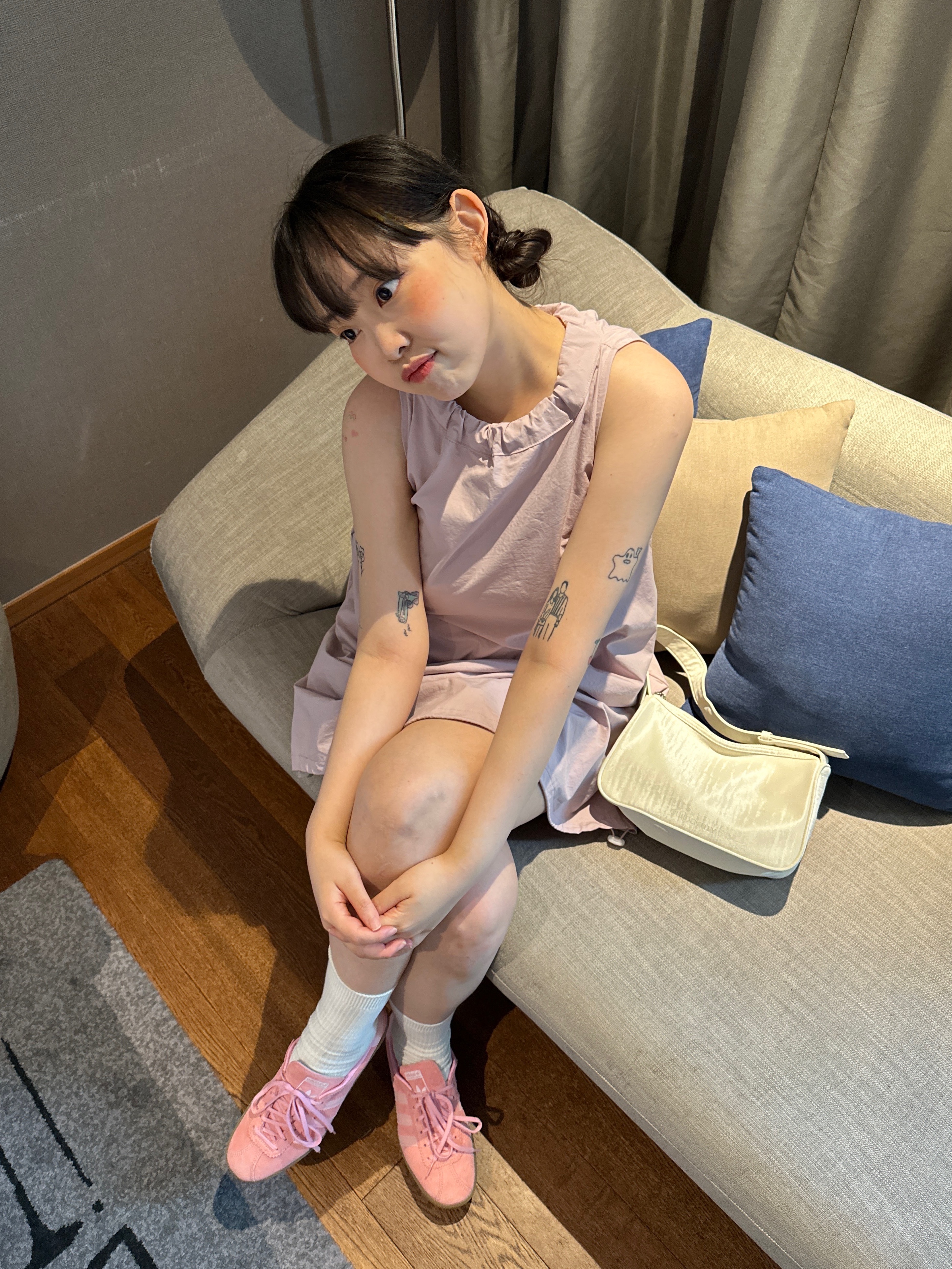 Adidas Bermuda Glow Pink 착용 스타일 - 2