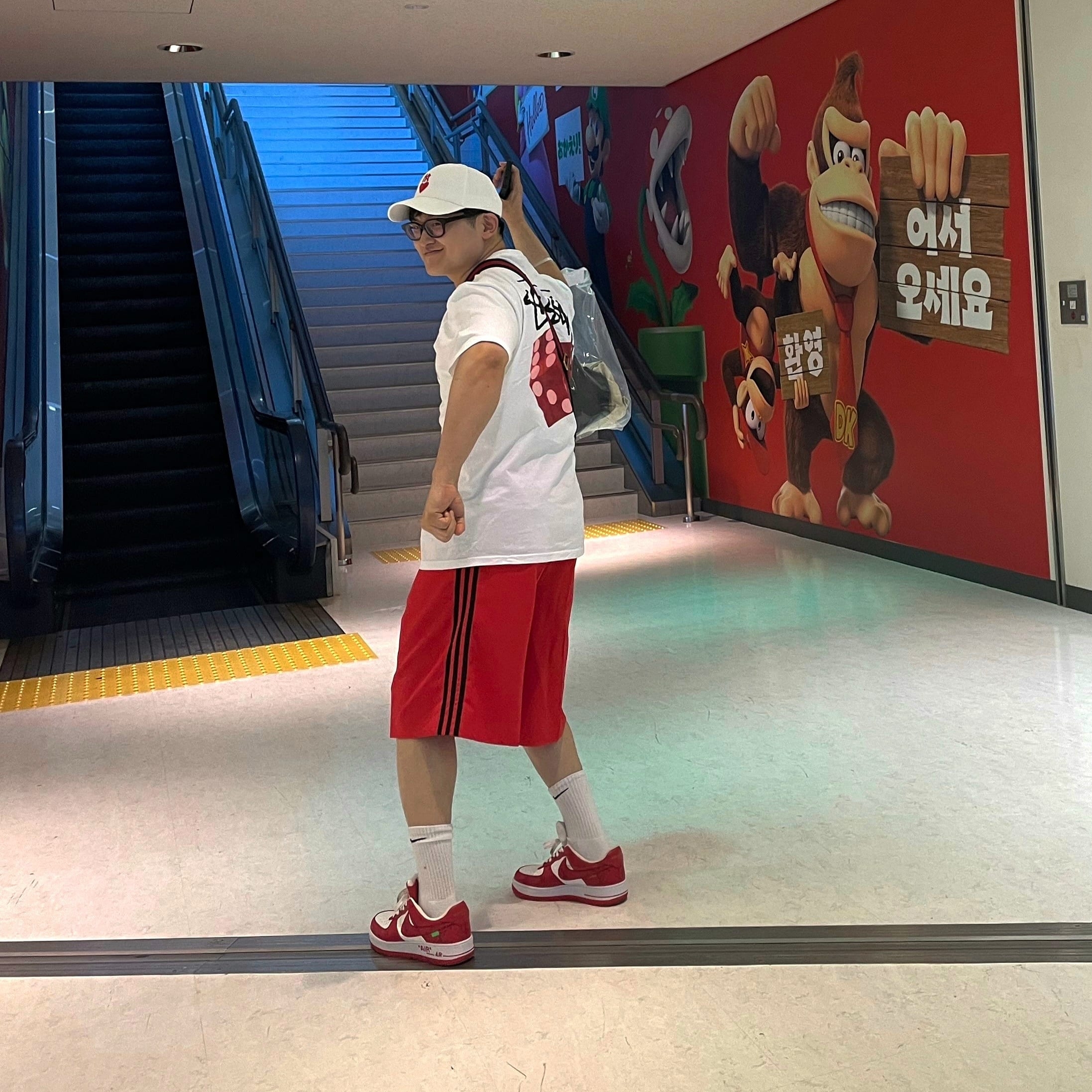 Stussy Diced Out T-Shirt White, Louis Vuitton x Nike Air Force 1 Low by Virgil Abloh White Comet Red 착용 스타일