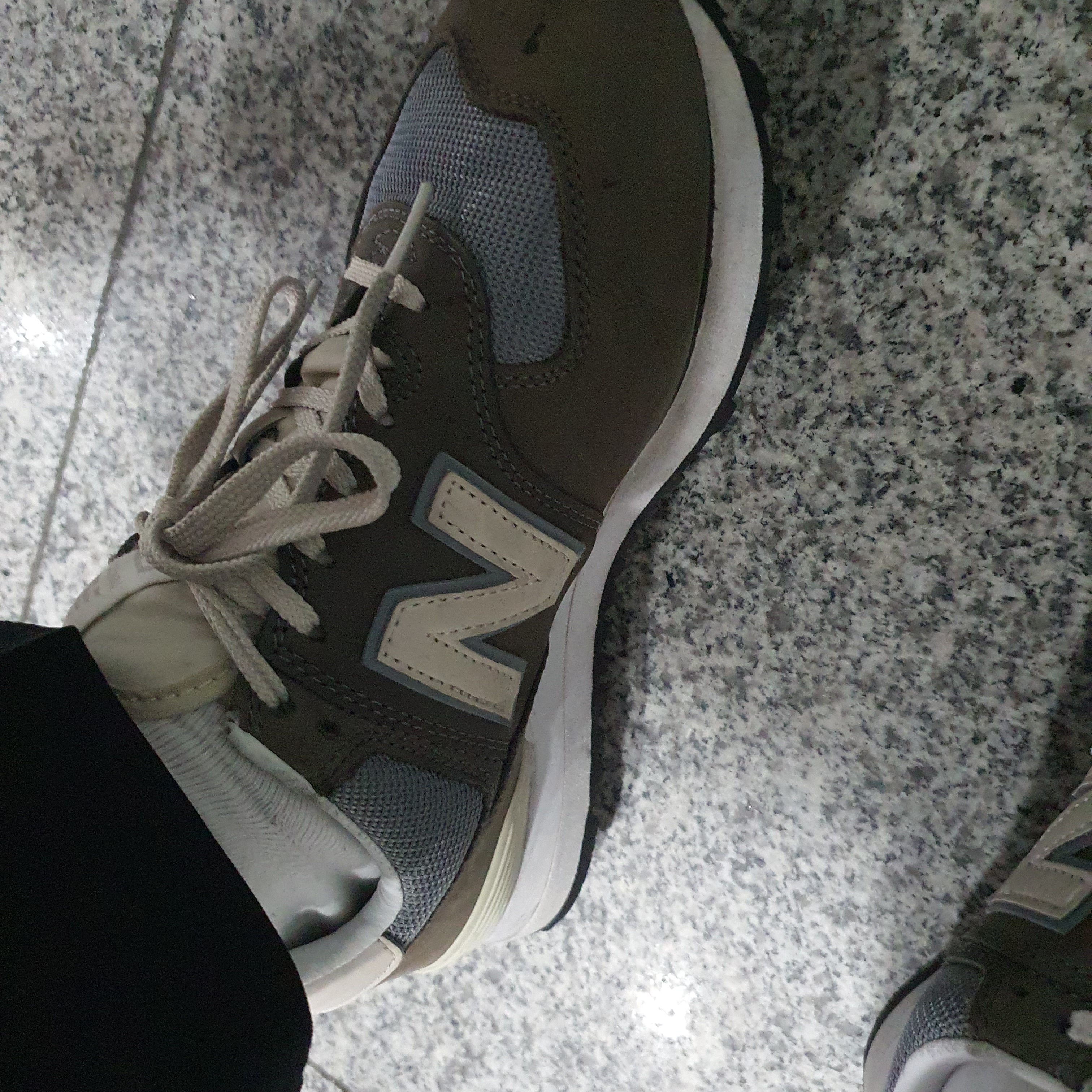 New Balance 574 Classic Grey 착용 스타일 - 2