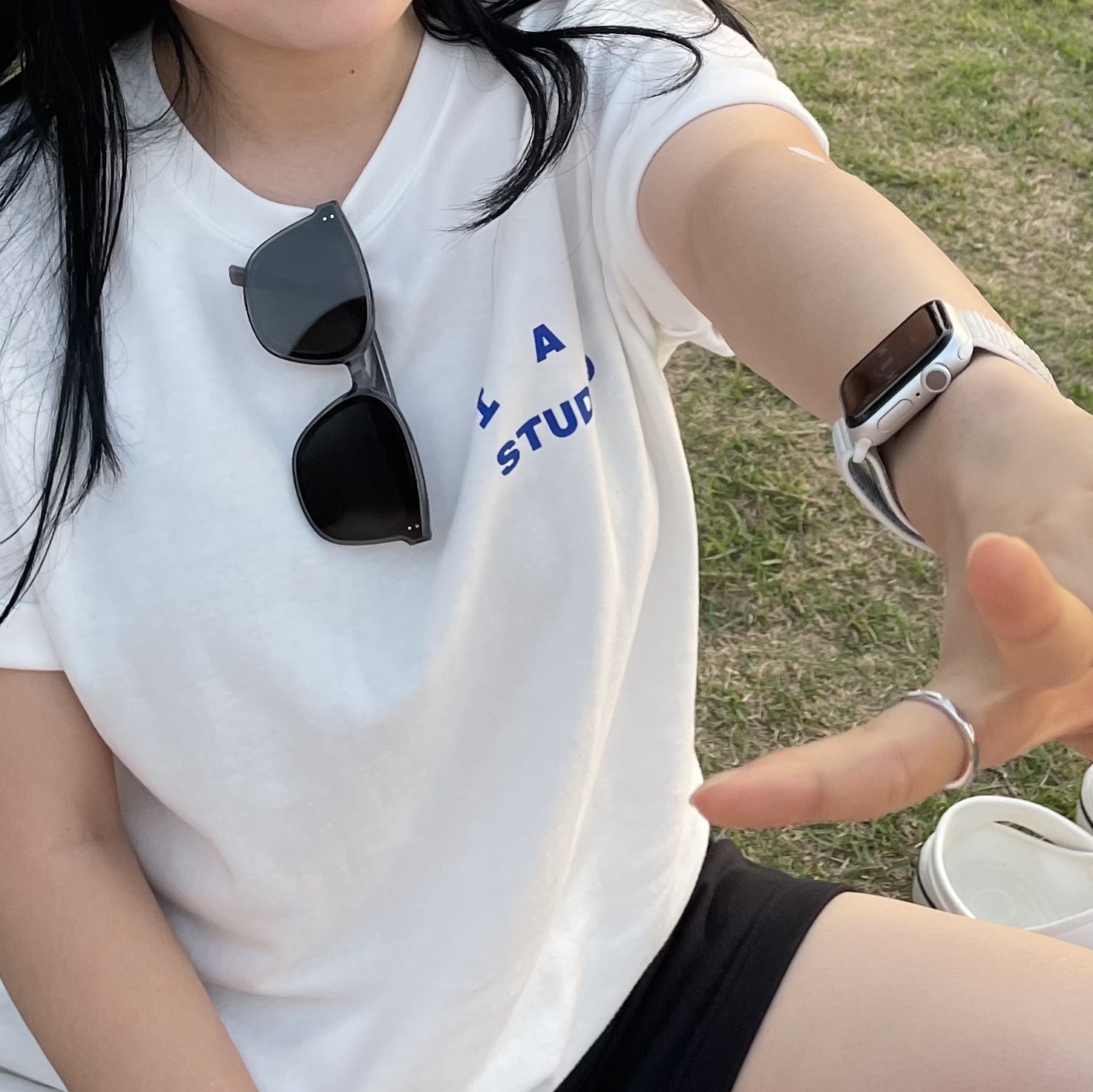 IAB Studio 10th Anniversary T-Shirts Pack White & Black (2 Pack) 착용 스타일 - 2