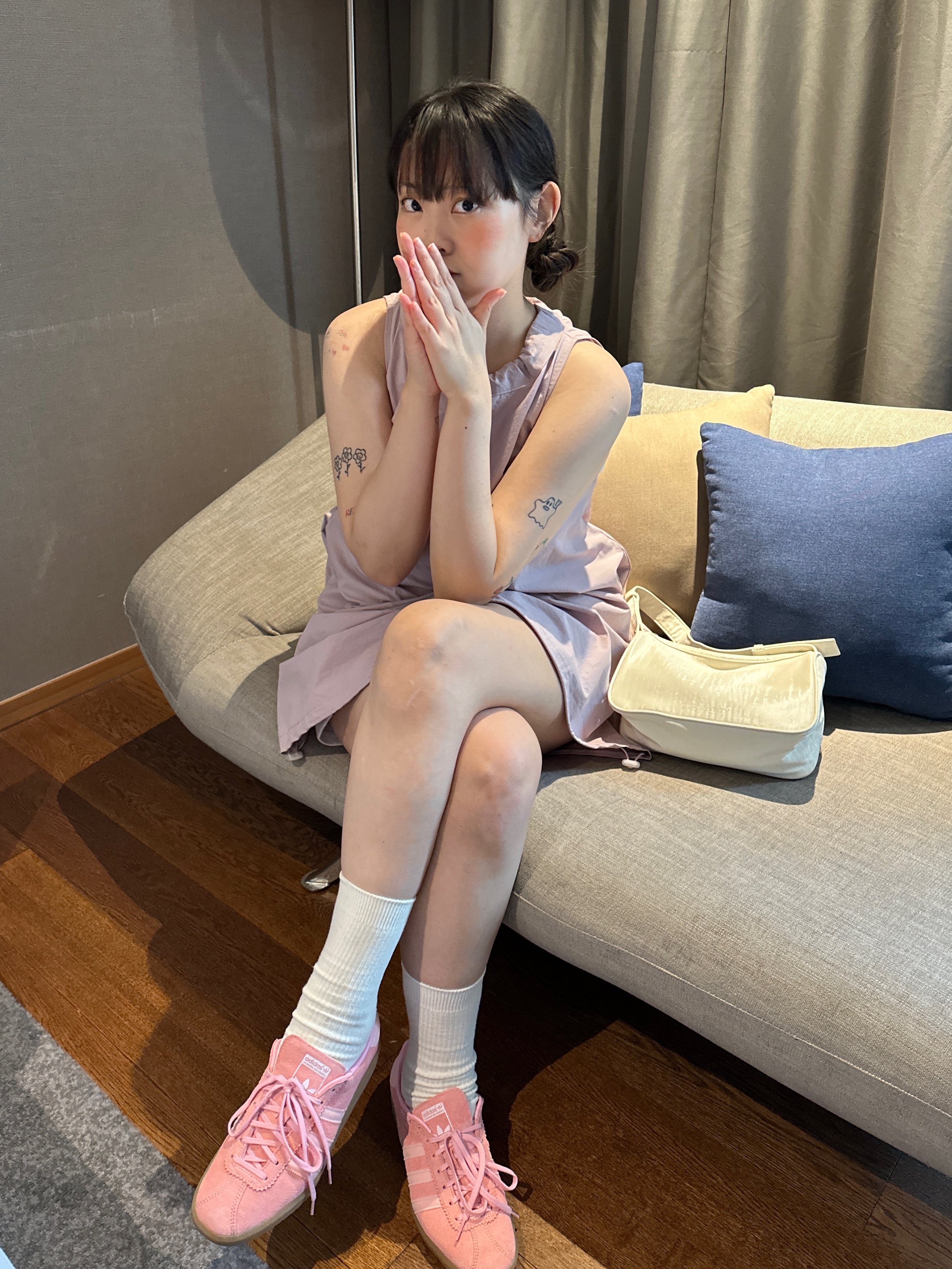 Adidas Bermuda Glow Pink 착용 스타일 - 1