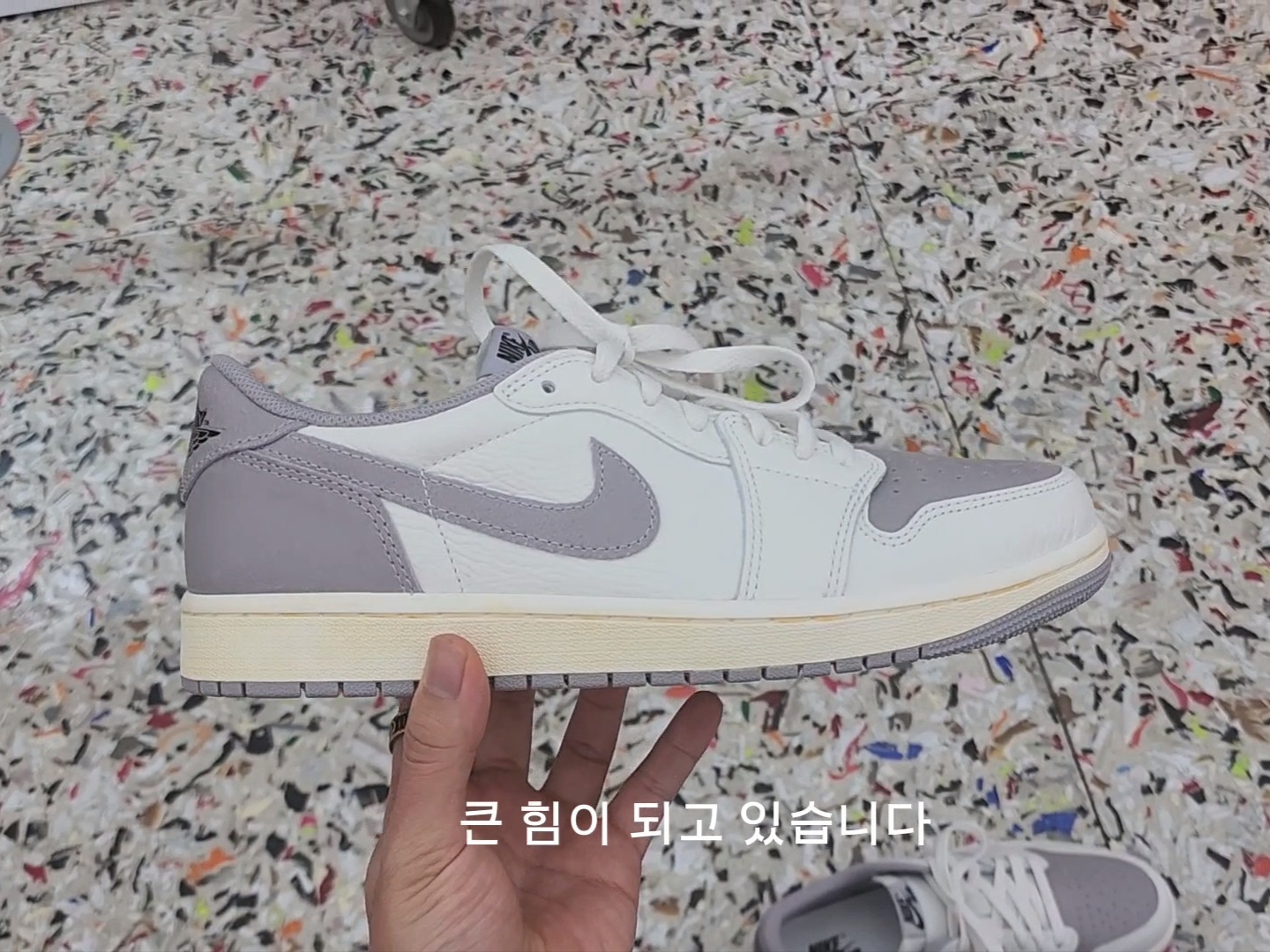 Jordan 1 Retro Low OG Atmosphere Grey, Jordan 1 Retro Low OG Black Toe 착용 스타일 - 2