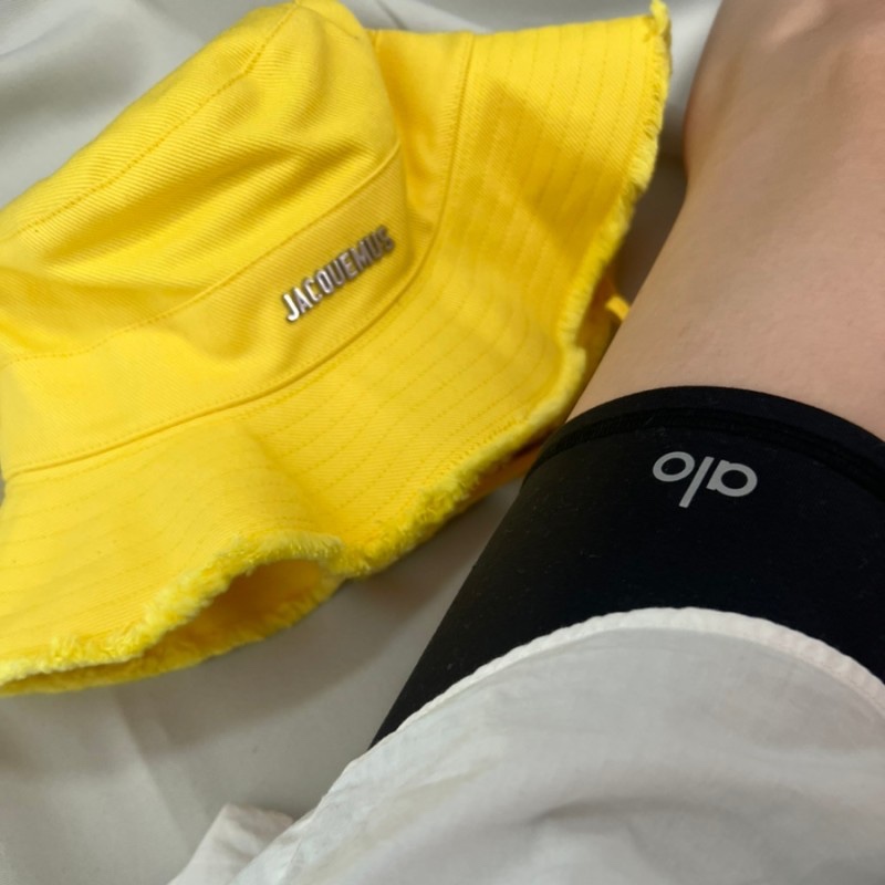 Jacquemus Le Bob Artichaut Bucket Hat Yellow 착용 스타일 - 1