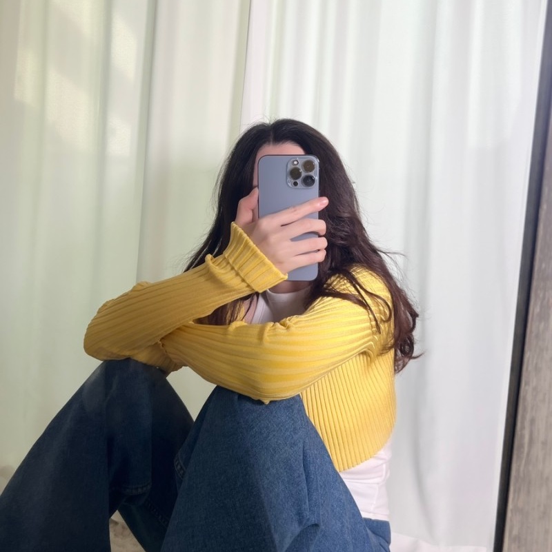 (W) Jacquemus La Maille Pralu Micro Charm Logo Cardigan Light Yellow 착용 스타일 - 1