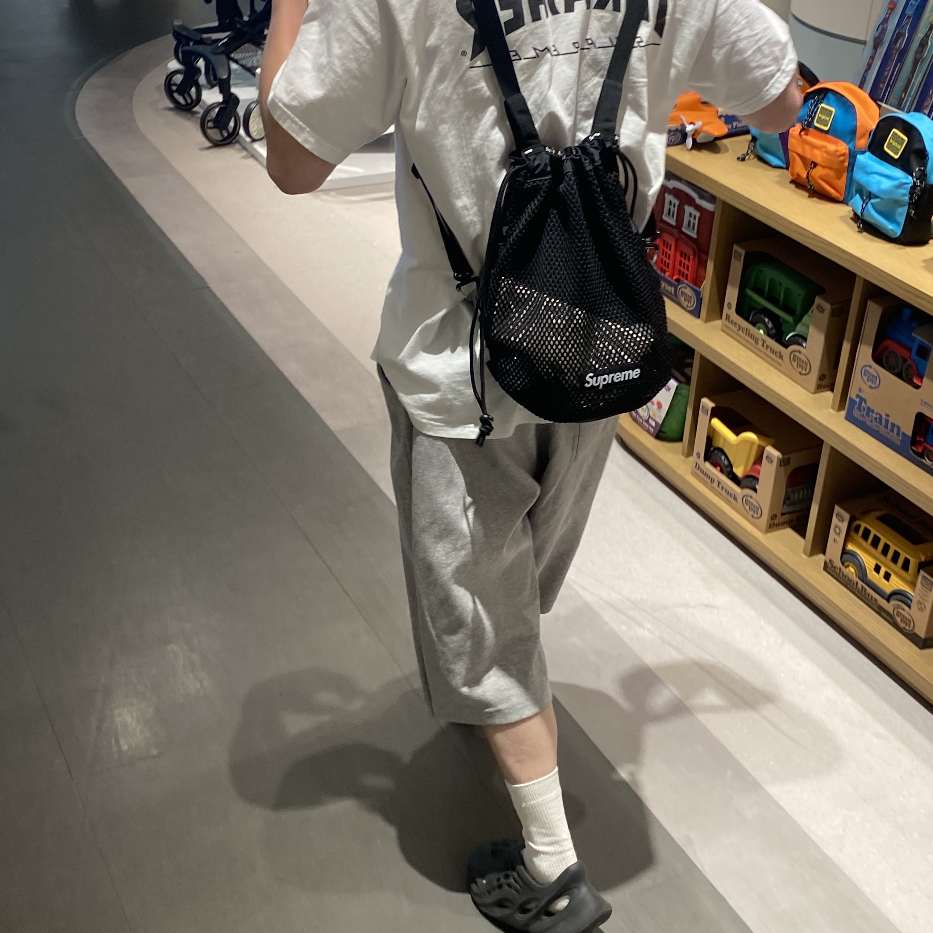 Supreme Mesh Small Backpack Black - 23SS, Adidas Yeezy Foam RNNR Onyx 착용 스타일
