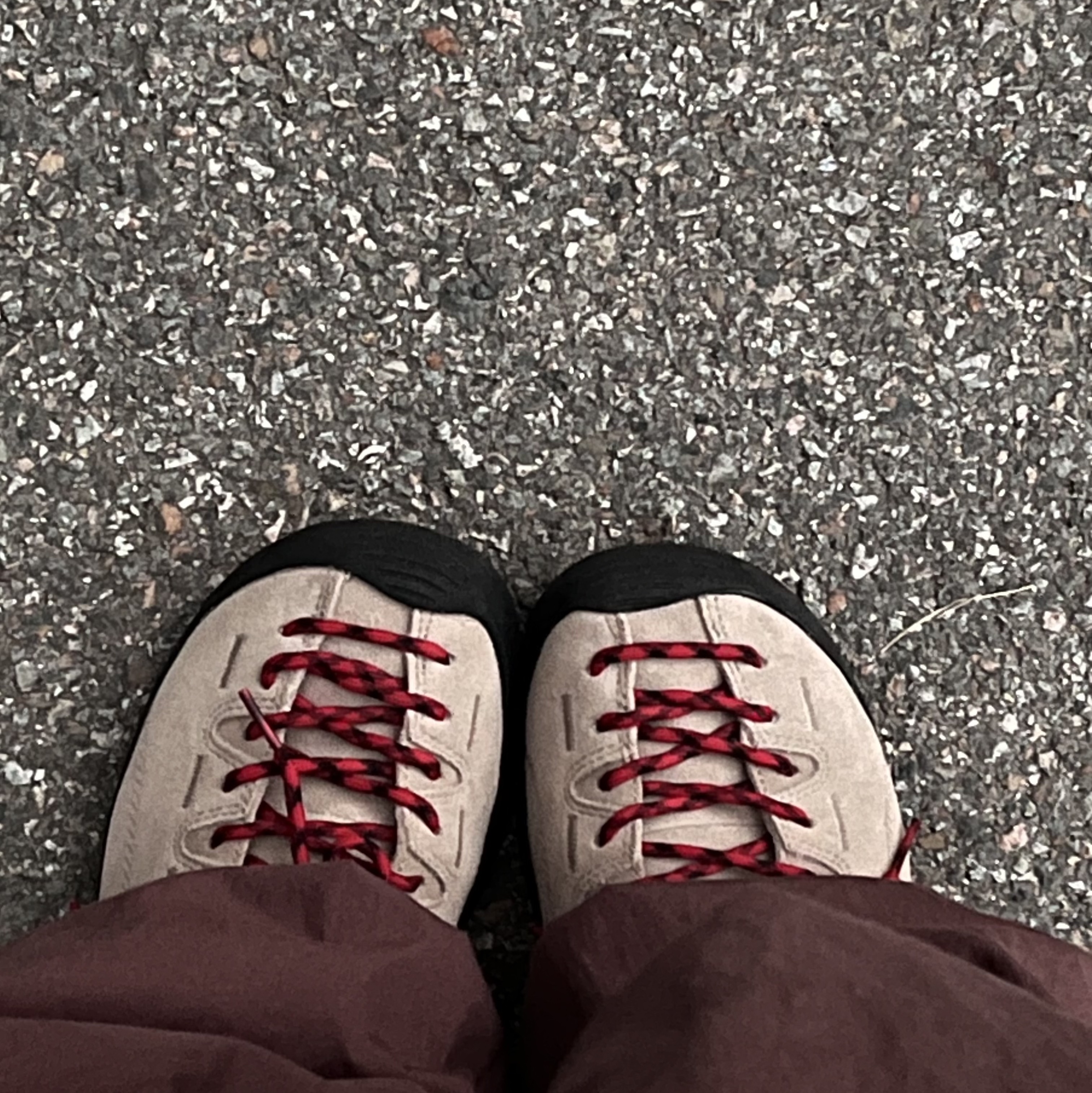 Keen Jasper Suede Sneakers Silver Mink 착용 스타일
