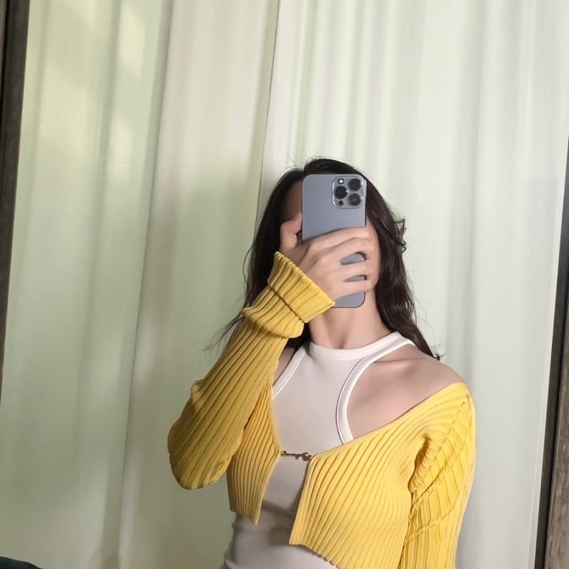 (W) Jacquemus La Maille Pralu Micro Charm Logo Cardigan Light Yellow 착용 스타일 - 2