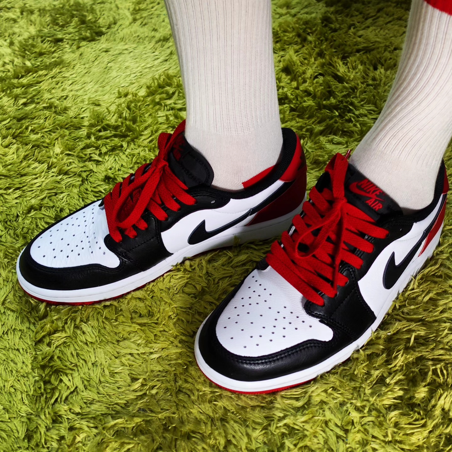Jordan 1 Retro Low OG Black Toe 착용 스타일 - 5