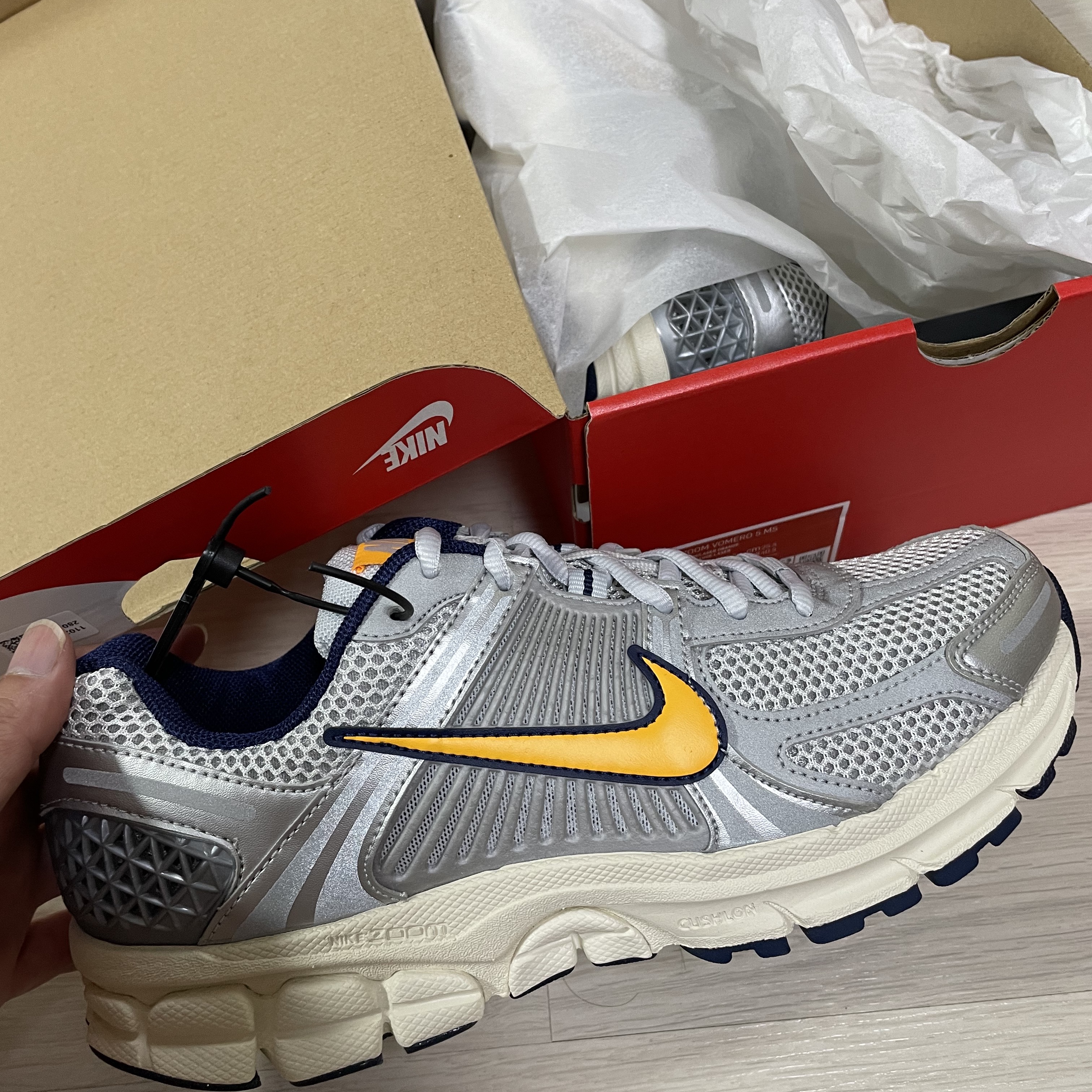 Nike Zoom Vomero 5 Pure Platinum and Laser Orange 착용 스타일